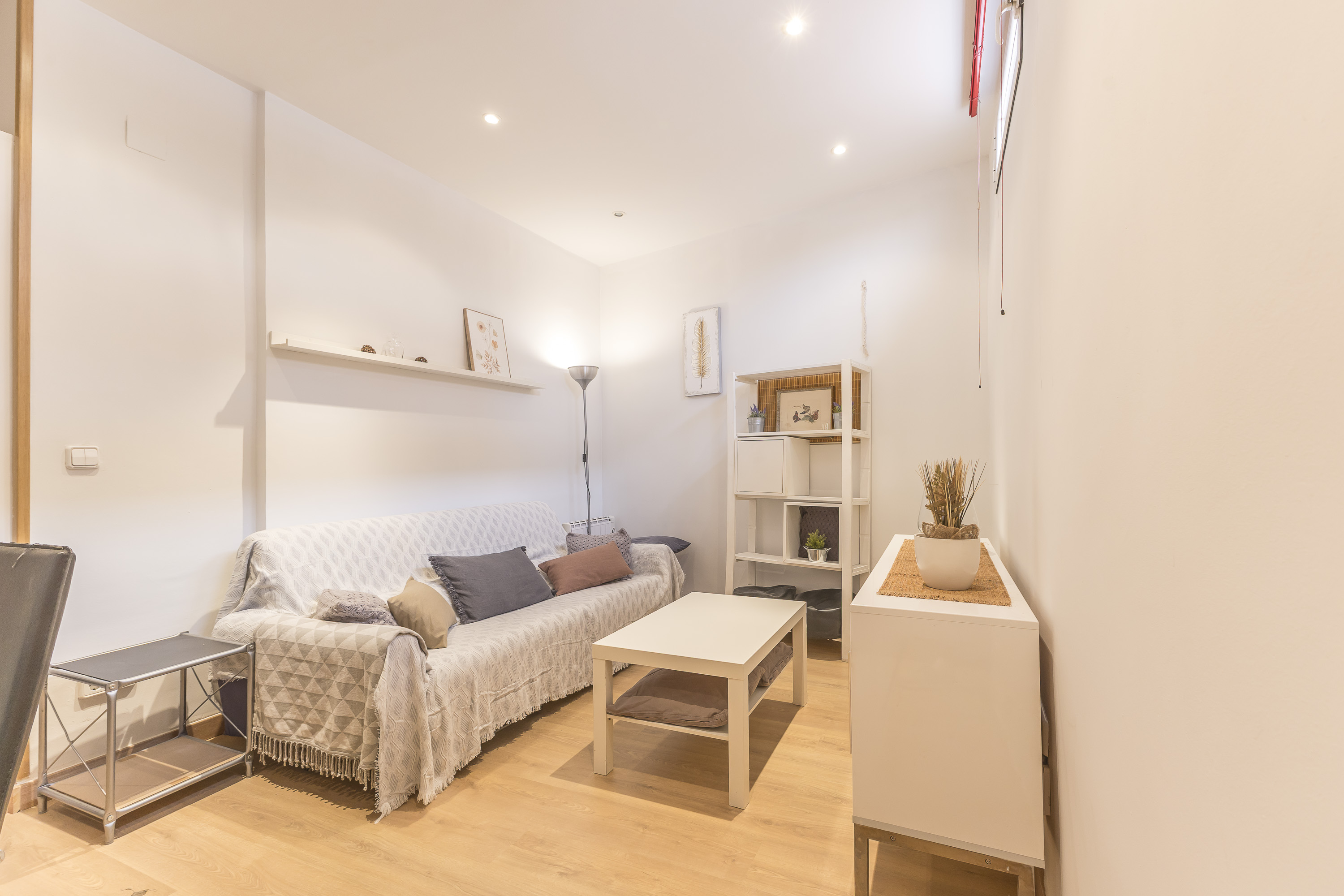 Cozy, bright exterior apartment in Justicia