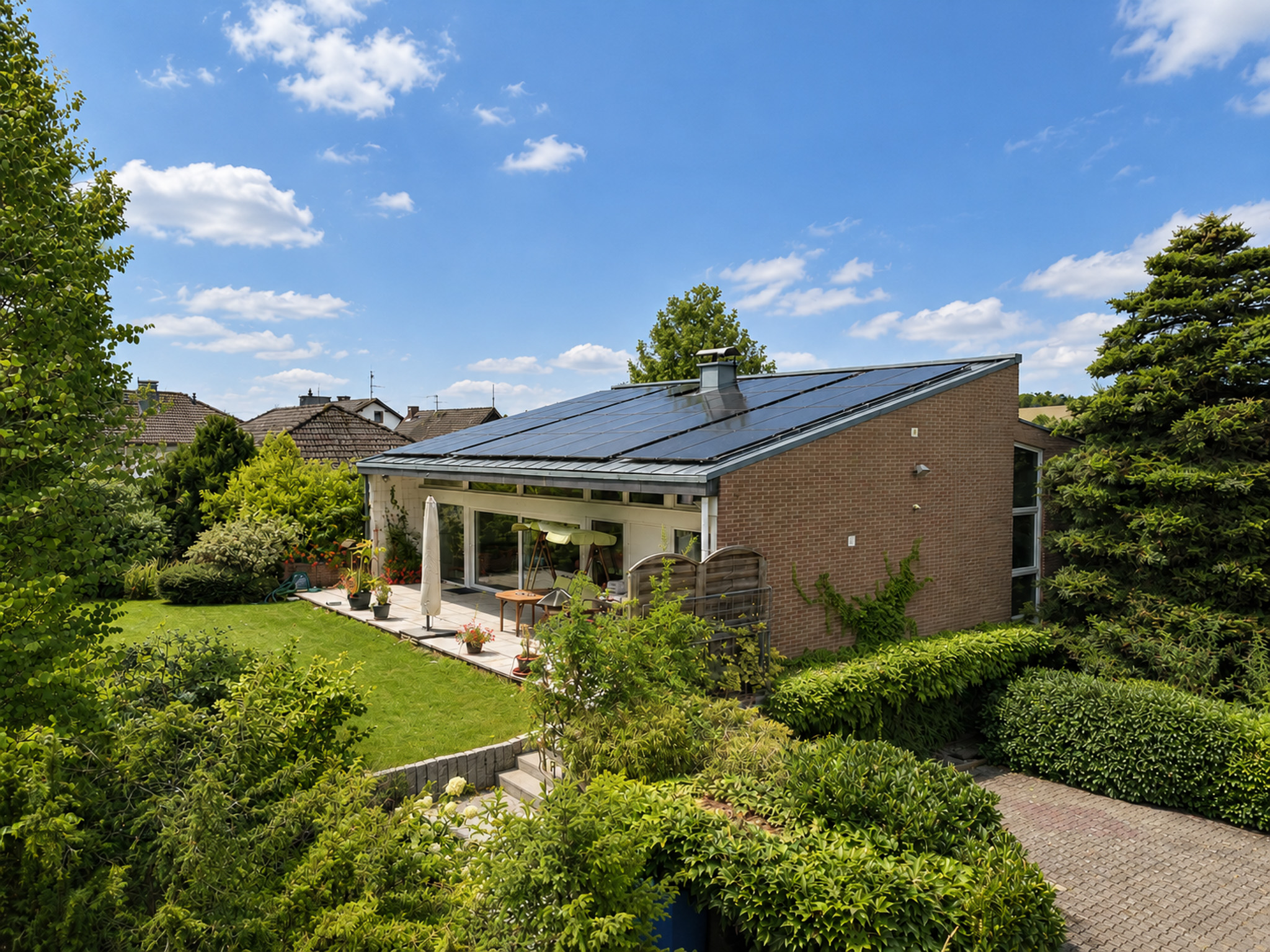 Viel Platz trifft auf moderne Technik - Einfamilienhaus mit Schwimmbad