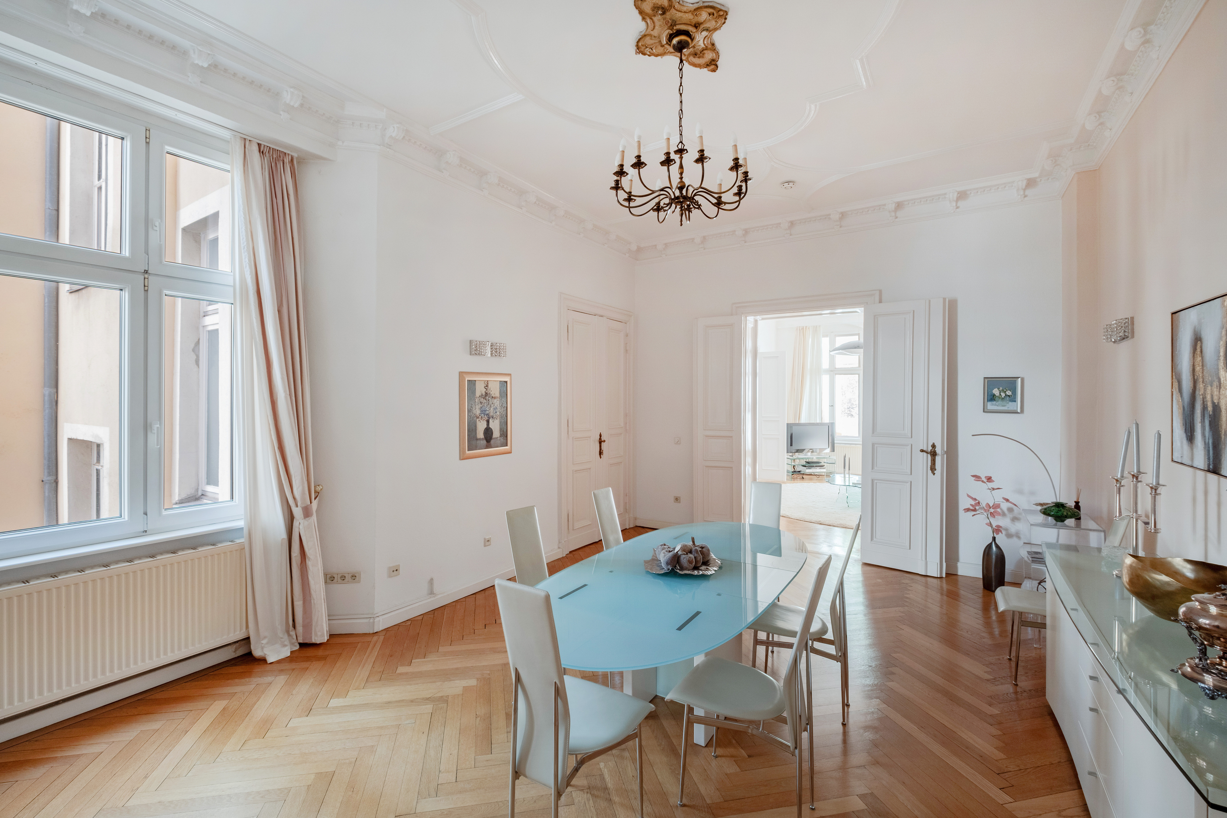 Light-filled historic gem with south-facing balcony and sunny south-facing conservatory in Berlin-Wilmersdorf