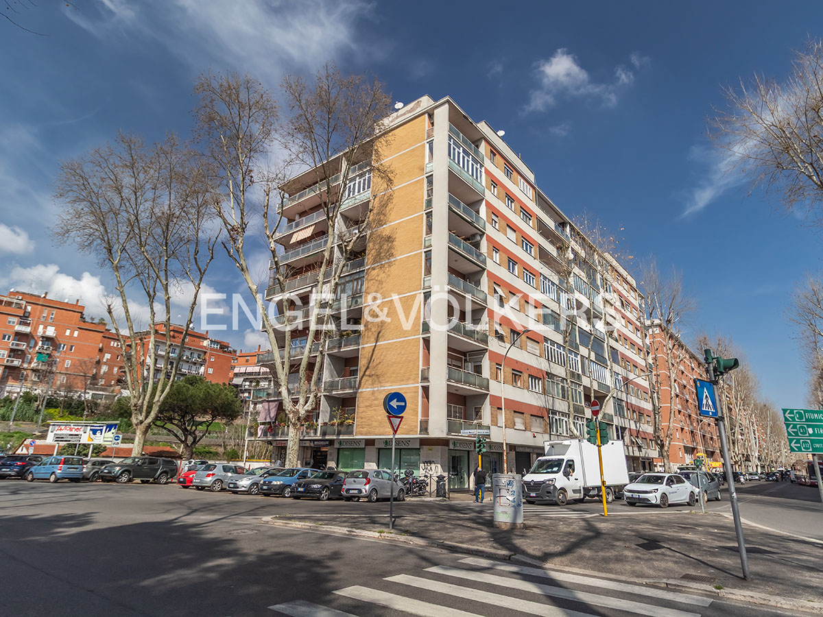 Marconi: interesting three-room apartment to customize