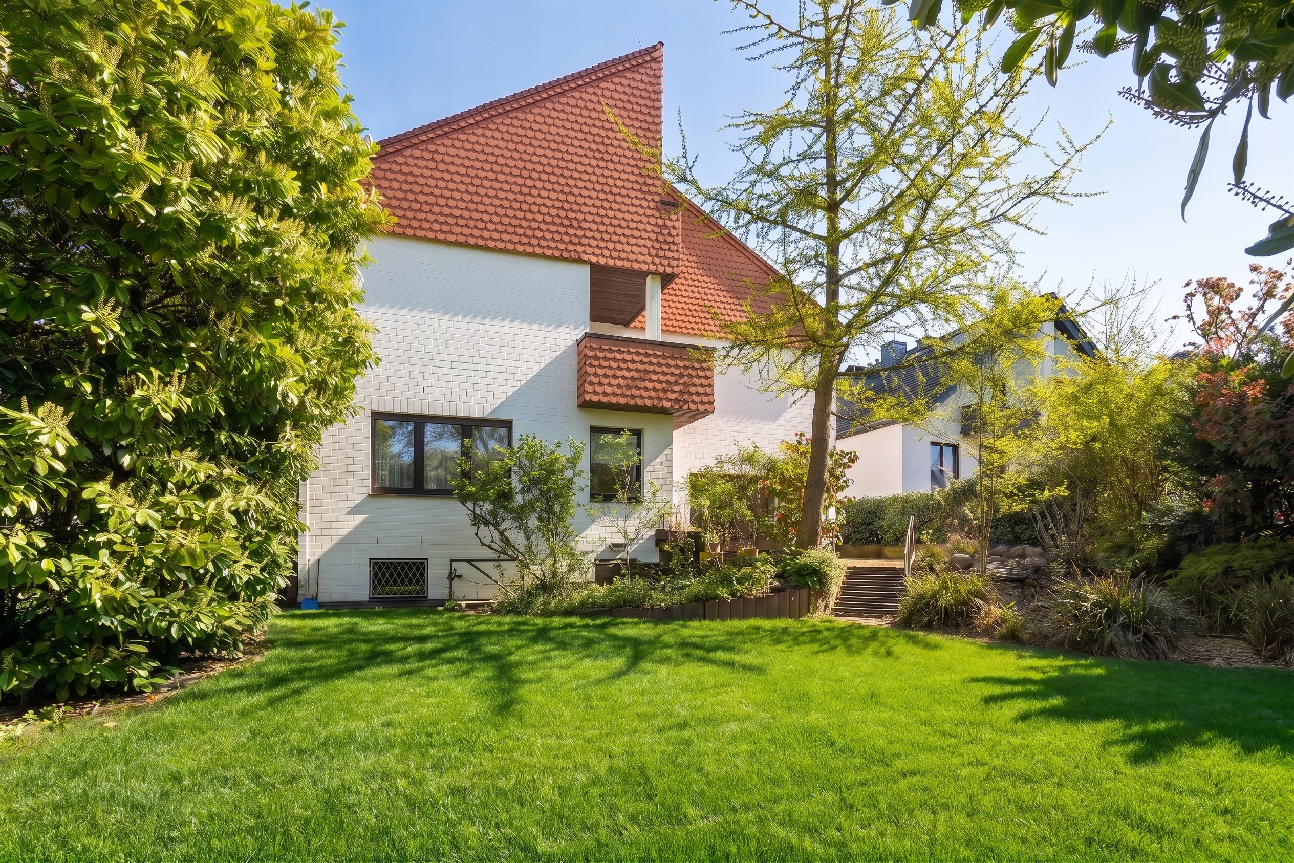Exklusives Einfamilienhaus mit idyllisch angelegtem Garten, Einliegerwohnung & Skyline Blick