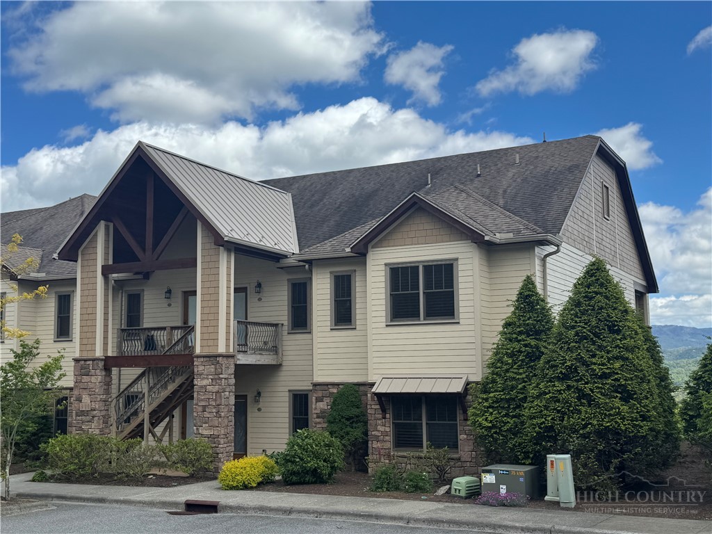 Luxury Mountain Living with Long Range Mountain Views!