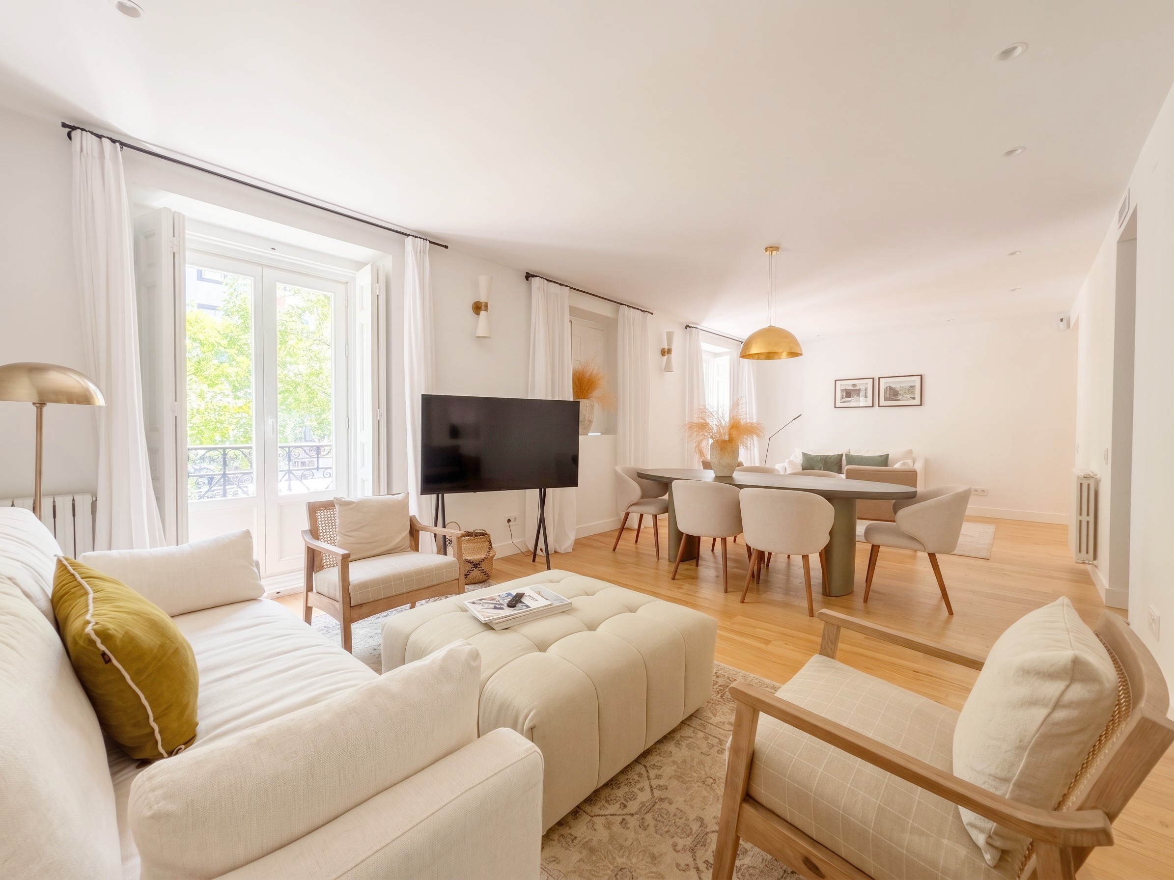 Luxury exterior apartment with balconies and views of Retiro Park – Recoletos