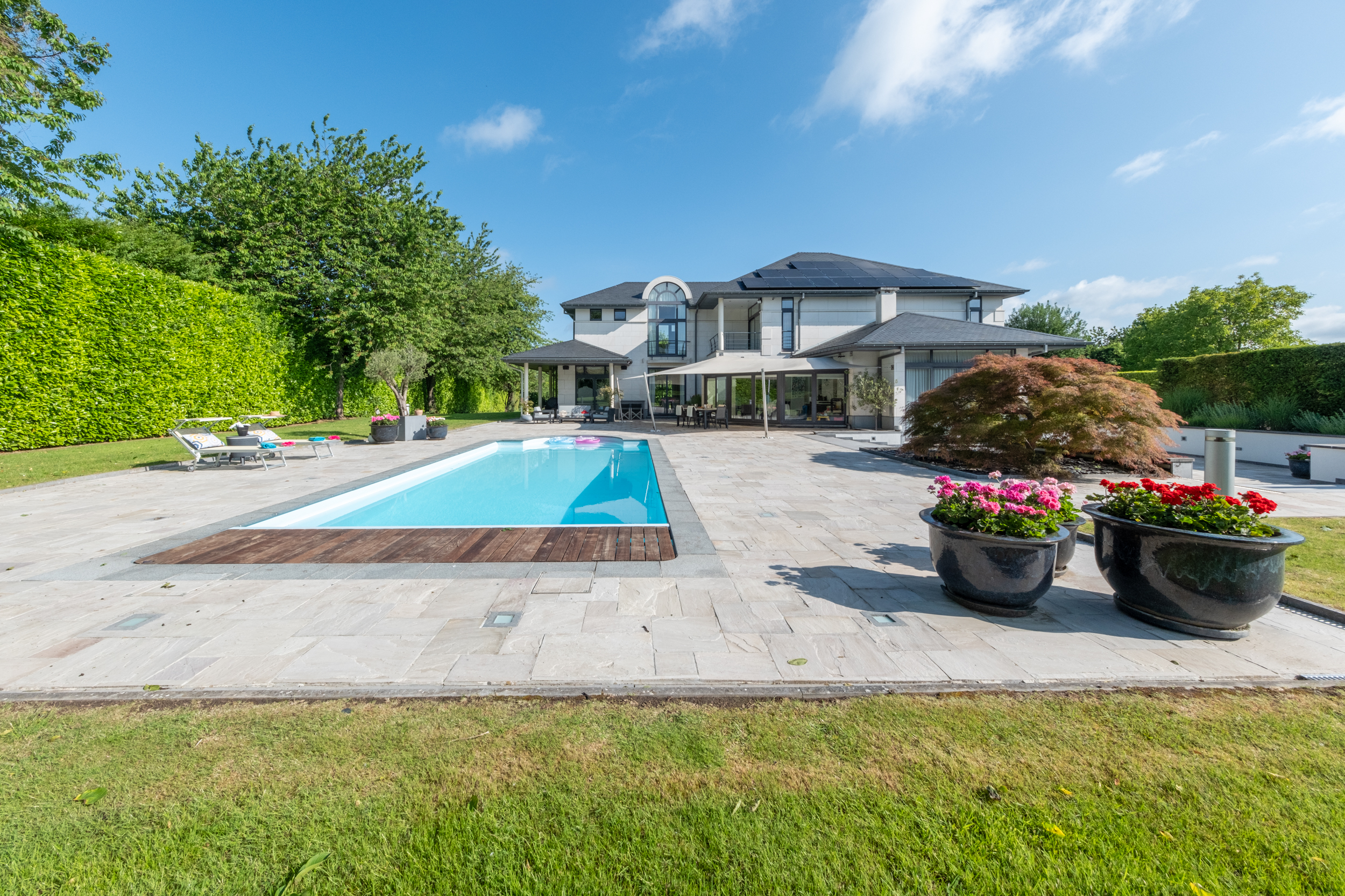 Prestigious contemporary villa on about 45 ares facing south