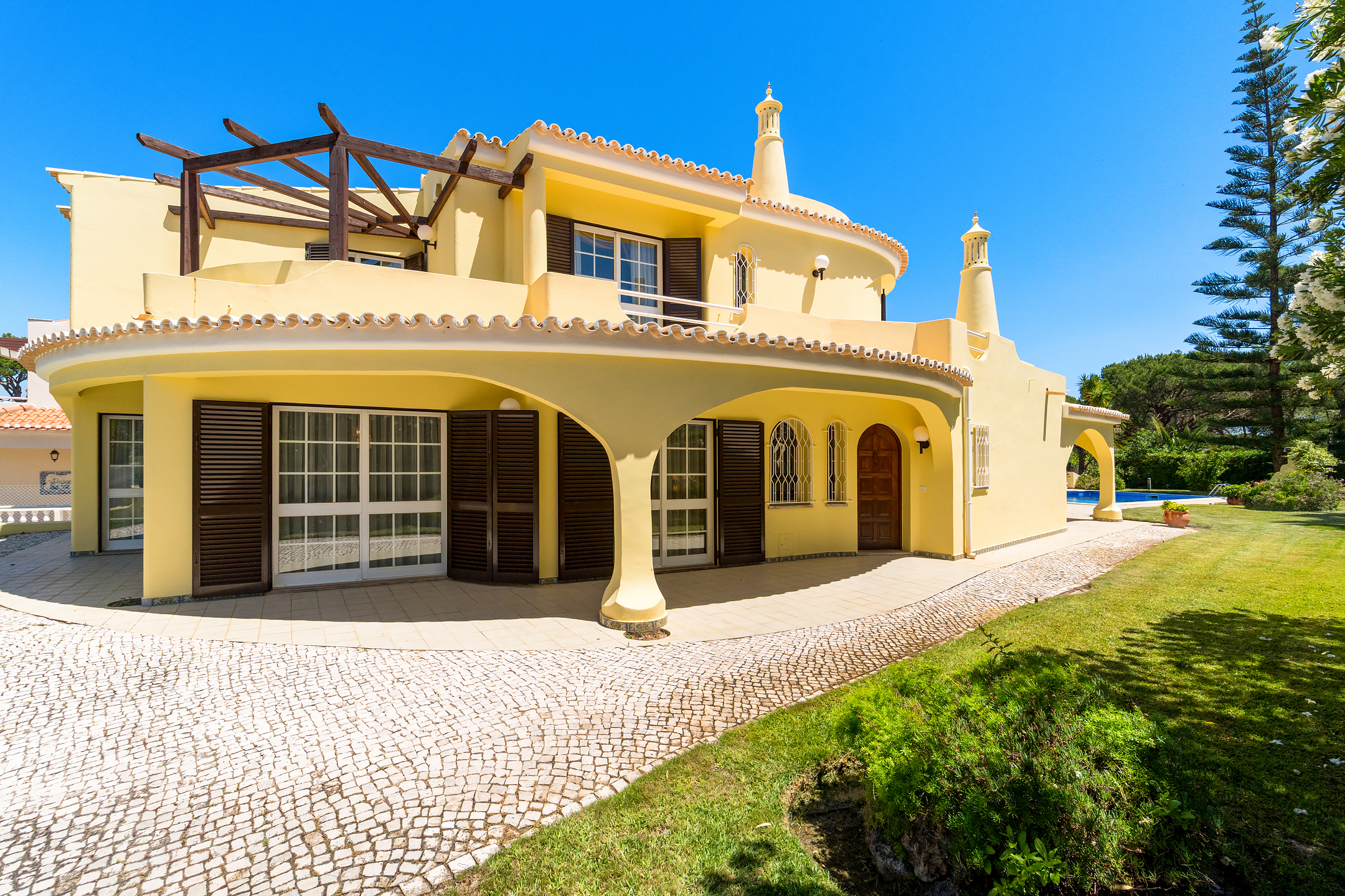 Excellent 5-bedroom villa with golf view in Vilamoura