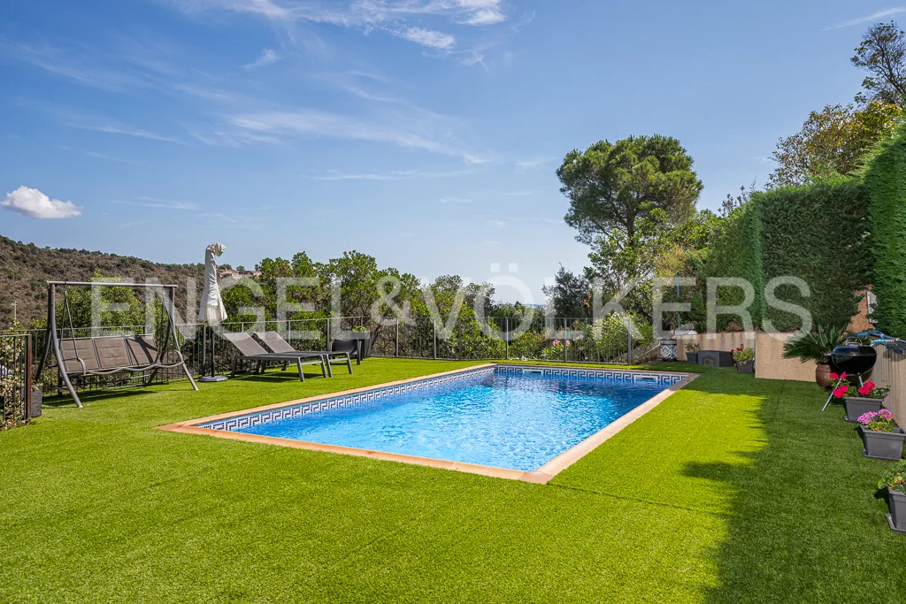 House with mountain views in Masnou