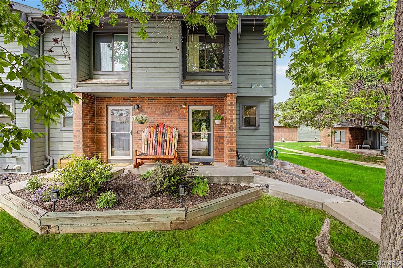 Desirable Lakewood Townhome with Premium Amenities
