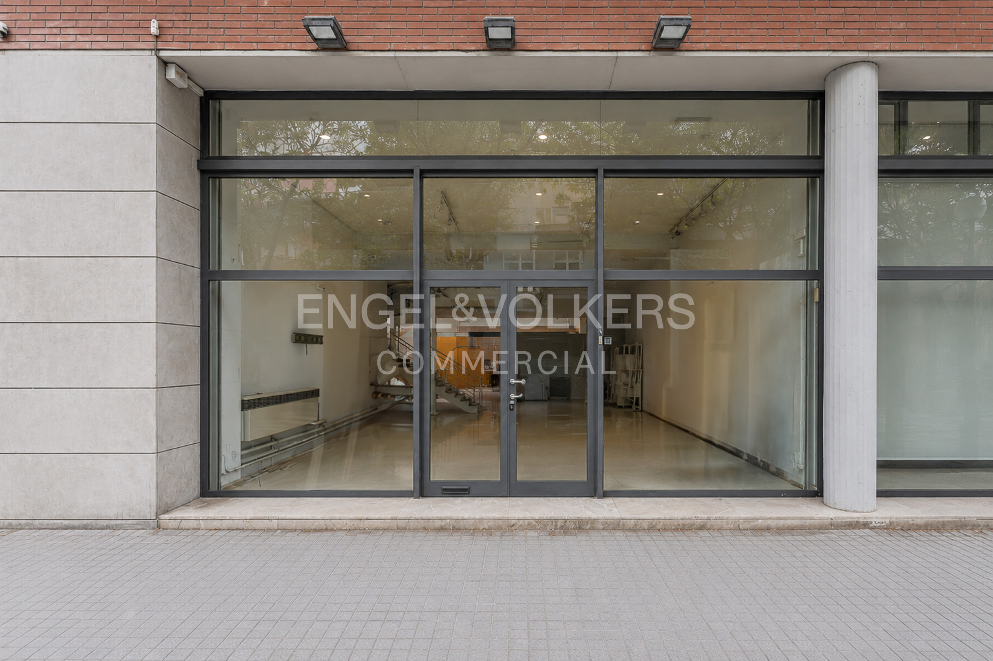 Magnífico local de gran amplitud y luminosidad situado en pleno centro de Les Corts