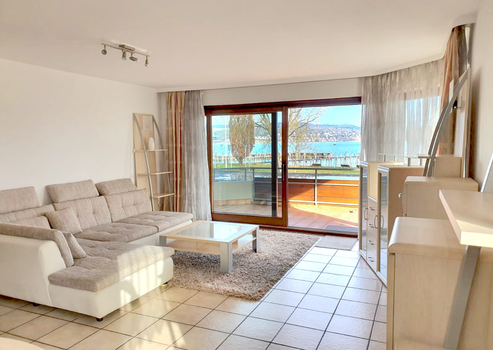 Erste Reihe am Hafen – 2-Zimmer-Wohnung mit Seeblick für Bootsliebhaber