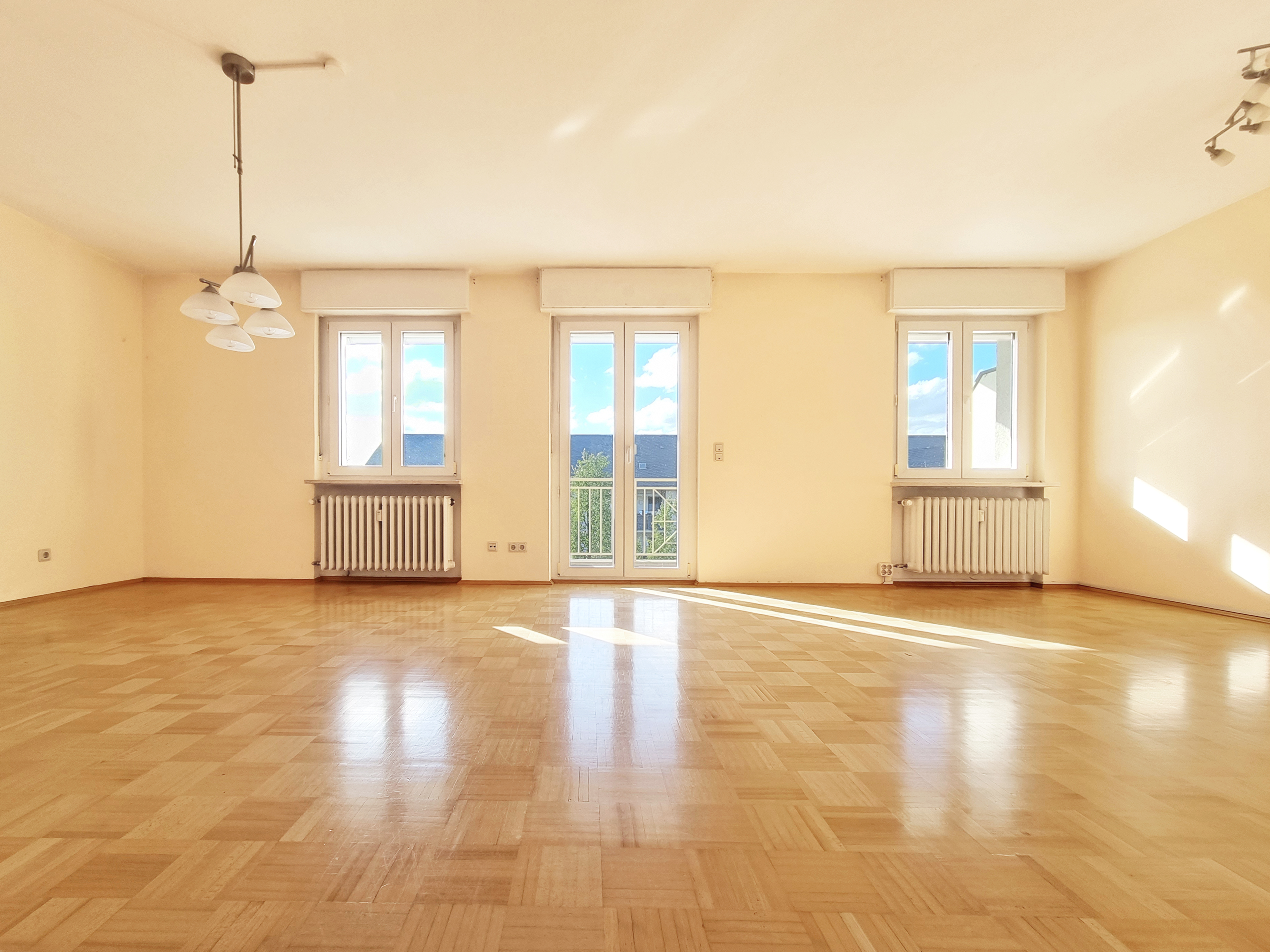 Attraktive 3-ZKB-Wohnung mit Balkon, Loggia und Stellplatz
