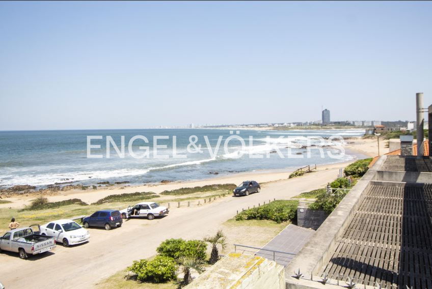 House in La Barra with open sea views