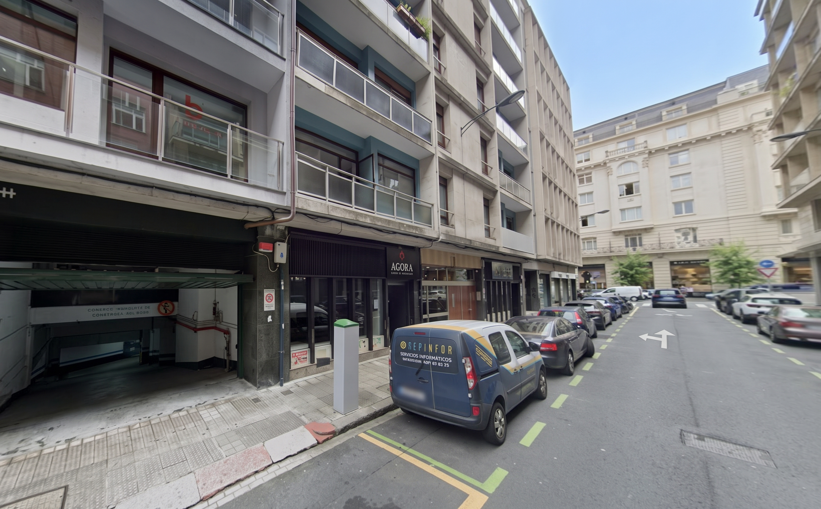 Parking space on Telesforo Aranzadi Square for two medium-sized cars