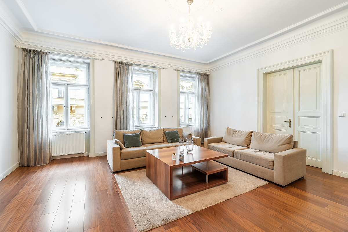 Pronájem bytu 4+1 s balkonem v renovovaném domě naproti kavárně Savoy