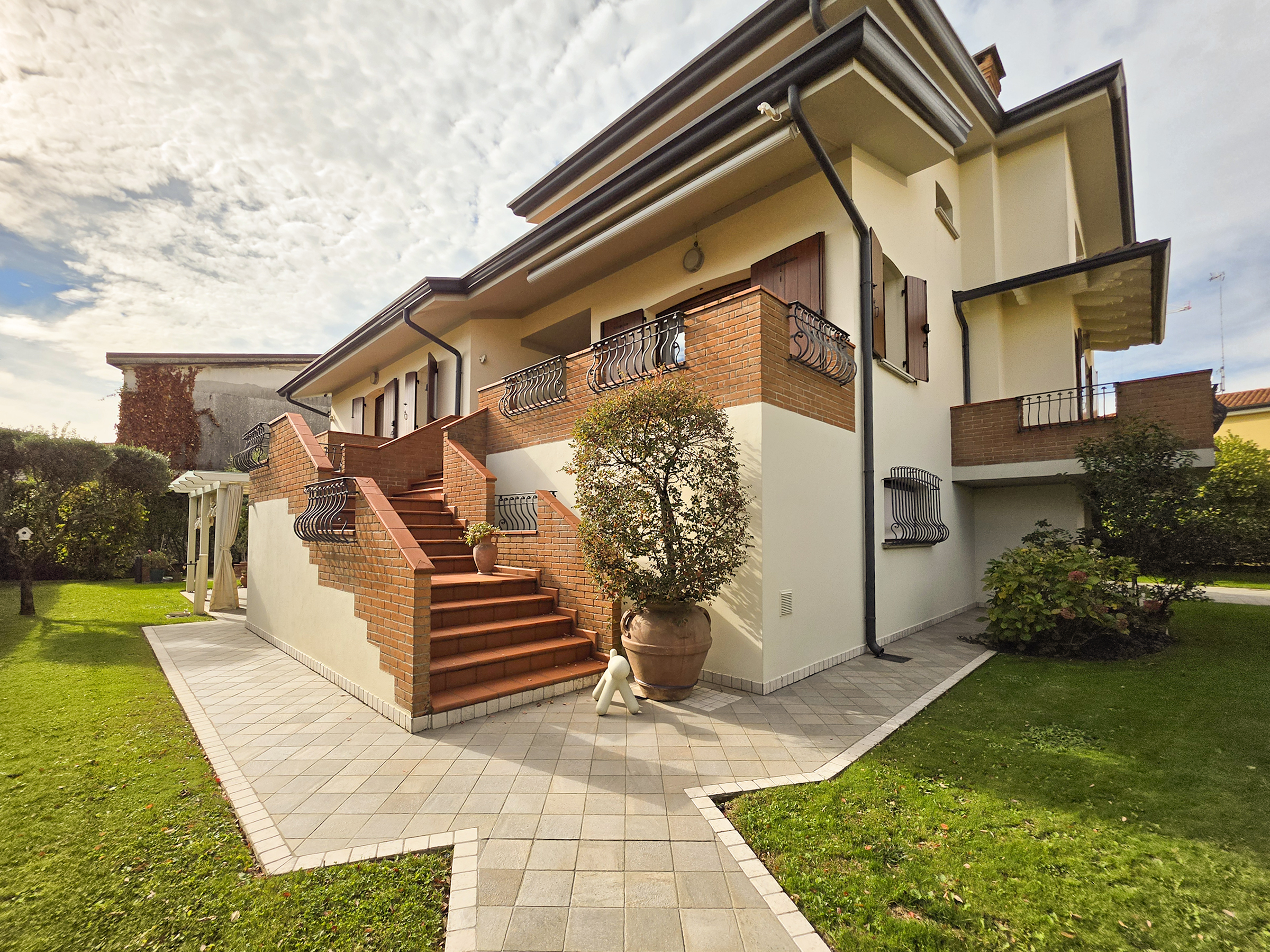Bright villa with garden