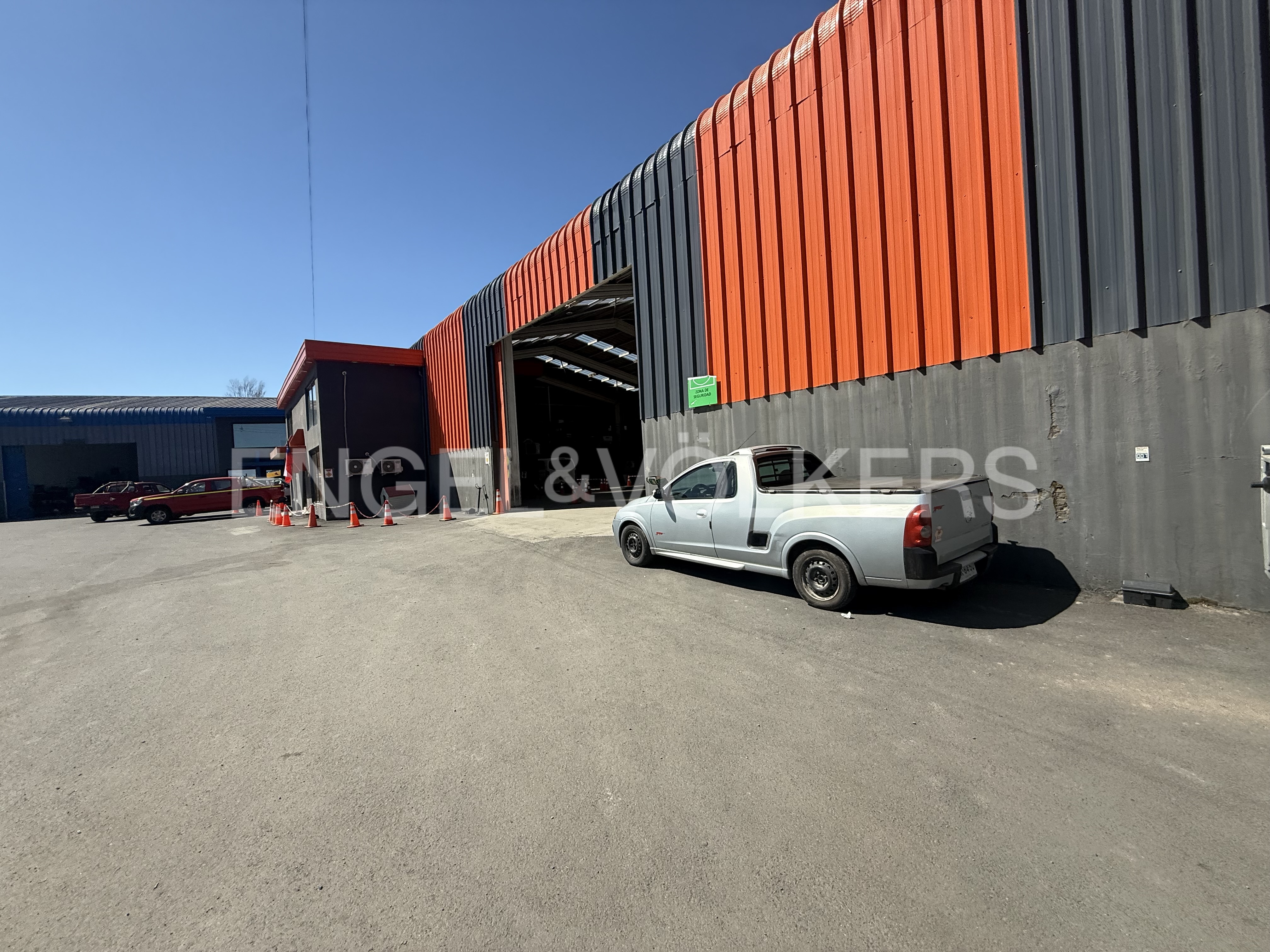Bodega y Oficinas en Ruta Travesia