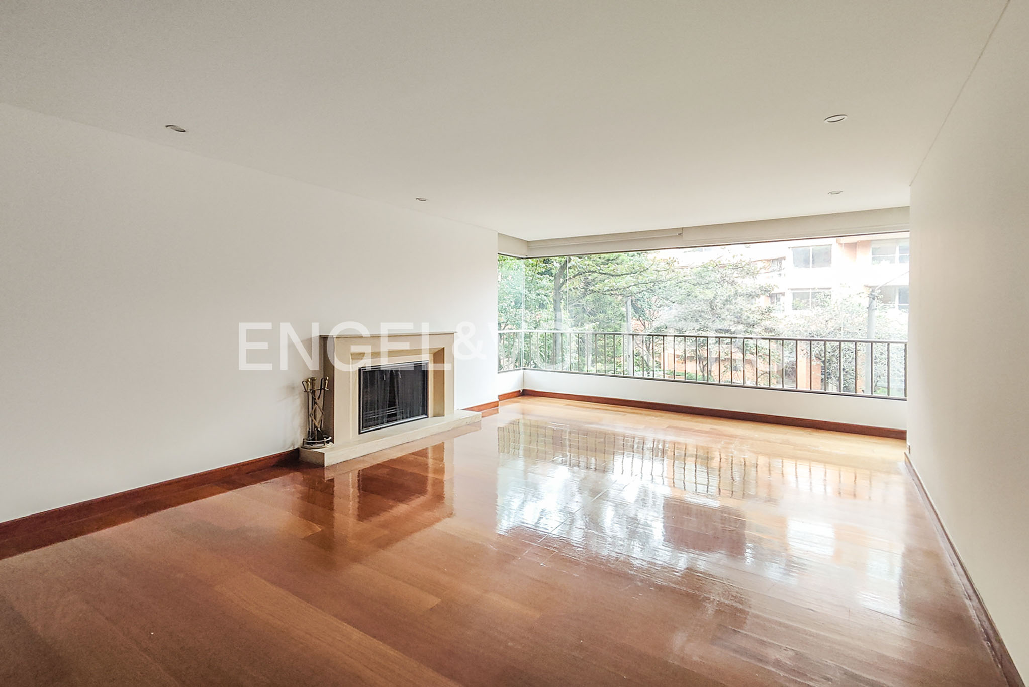 Amplio apartamento con Balcones y club house para arriendo en la cabrera