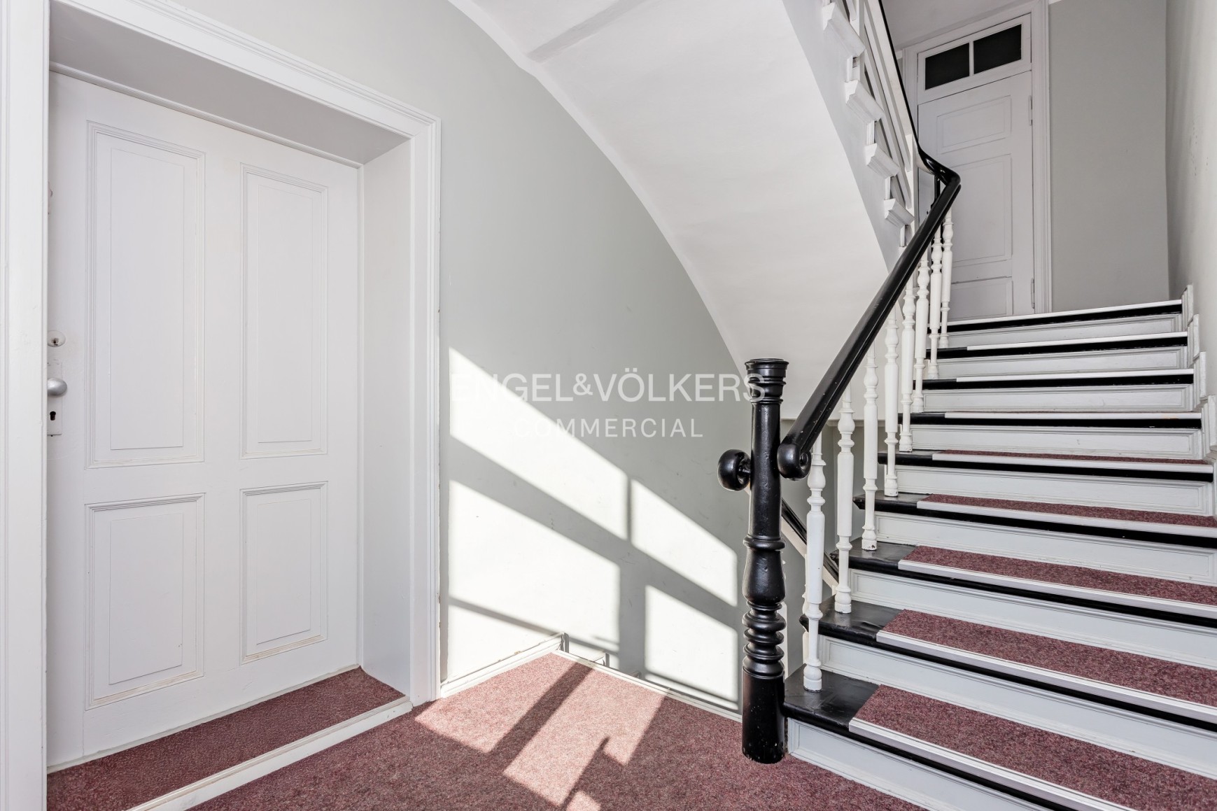 Apartment house with roof extension permit for 2 apartments with 225 m²