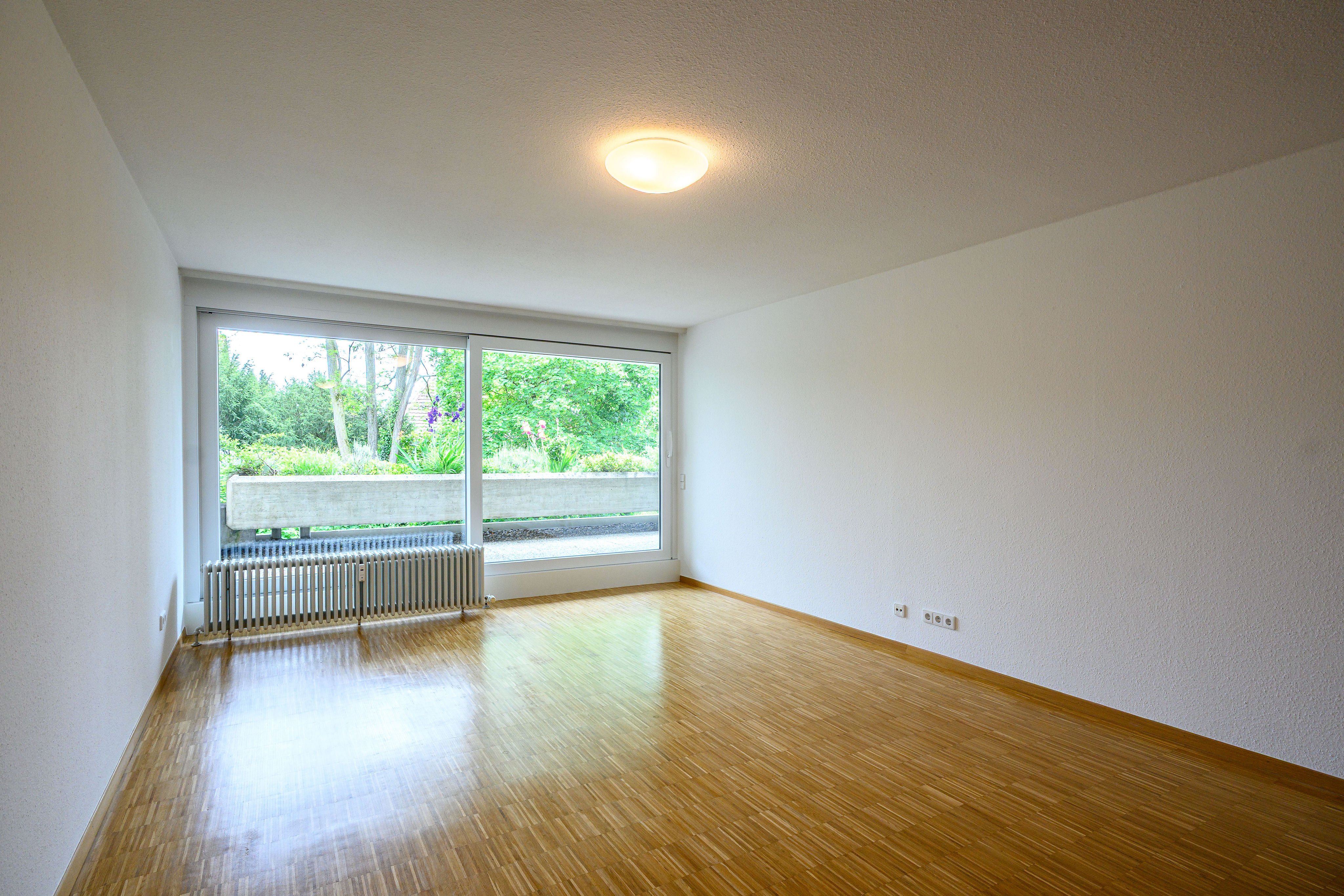 Vollständig modernisierte 2-Zimmer-Wohnung mit großzügigem Balkon und Blick ins Grüne