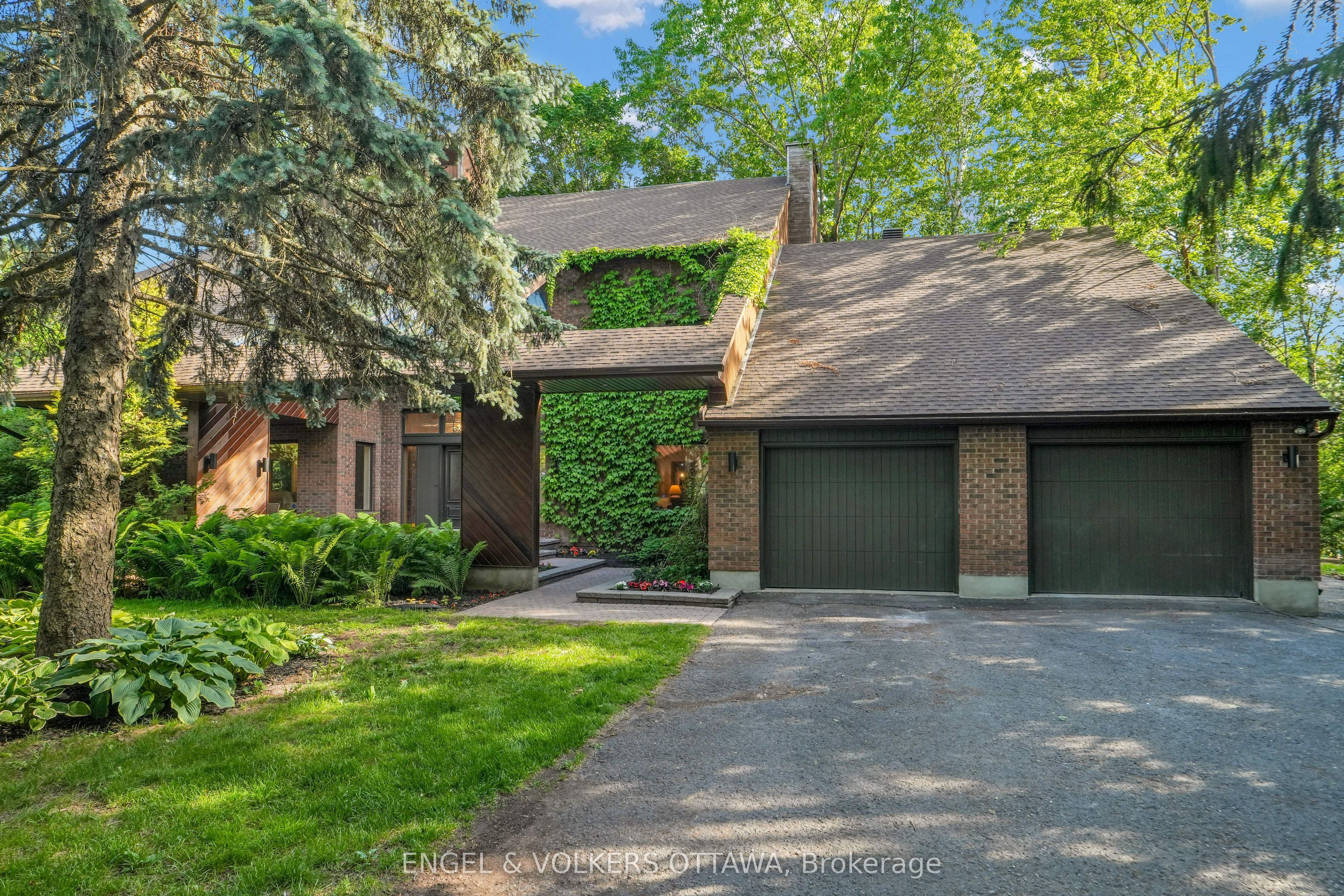 Remarkable Home Backing Onto Cedarhill Golf & Country Club
