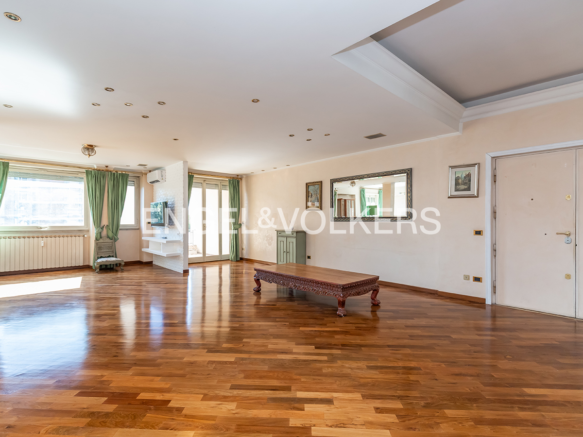 Spacious apartment with pond view in EUR district