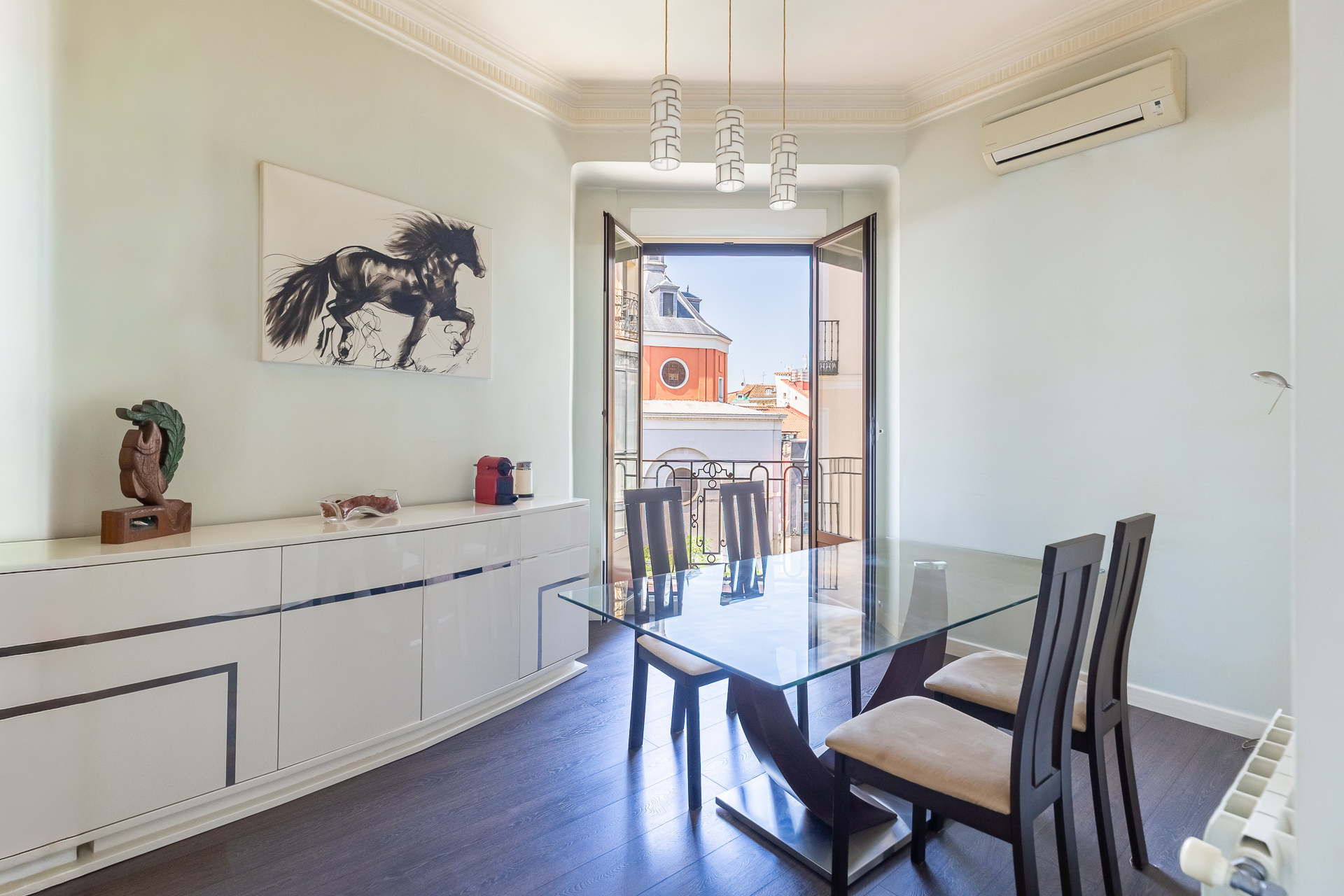 Magnificent apartment with five balconies and open views in Barrio de las Letras.