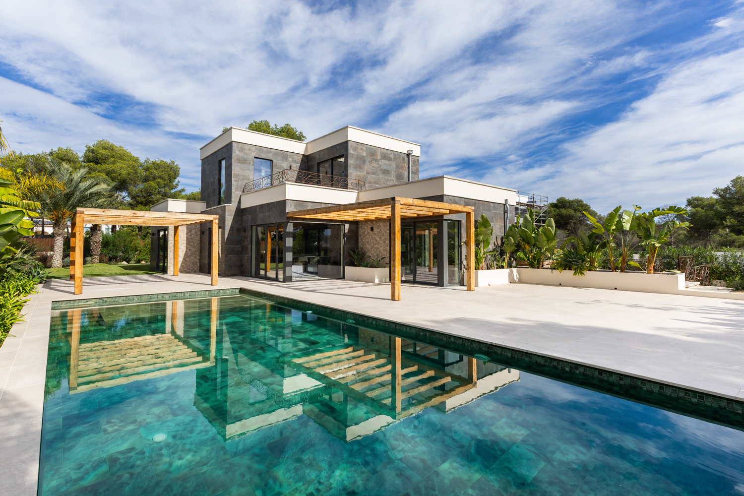Hightecharchitectuur ontmoet mediterrane sereniteit
