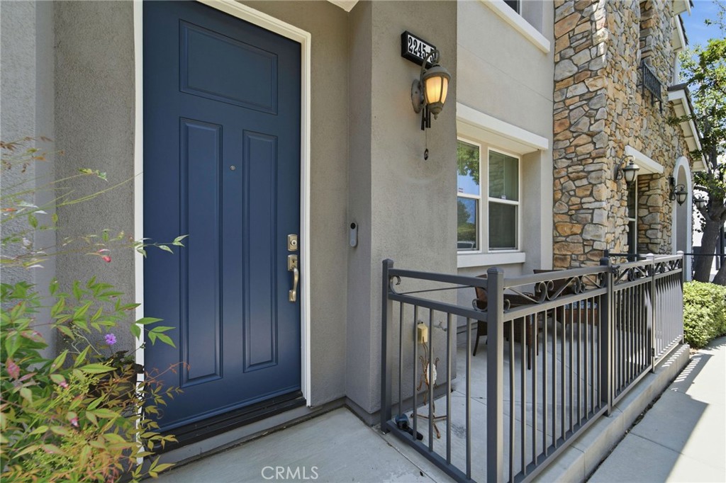 Modern Townhouse in Vibrant Community of Central Simi Valley