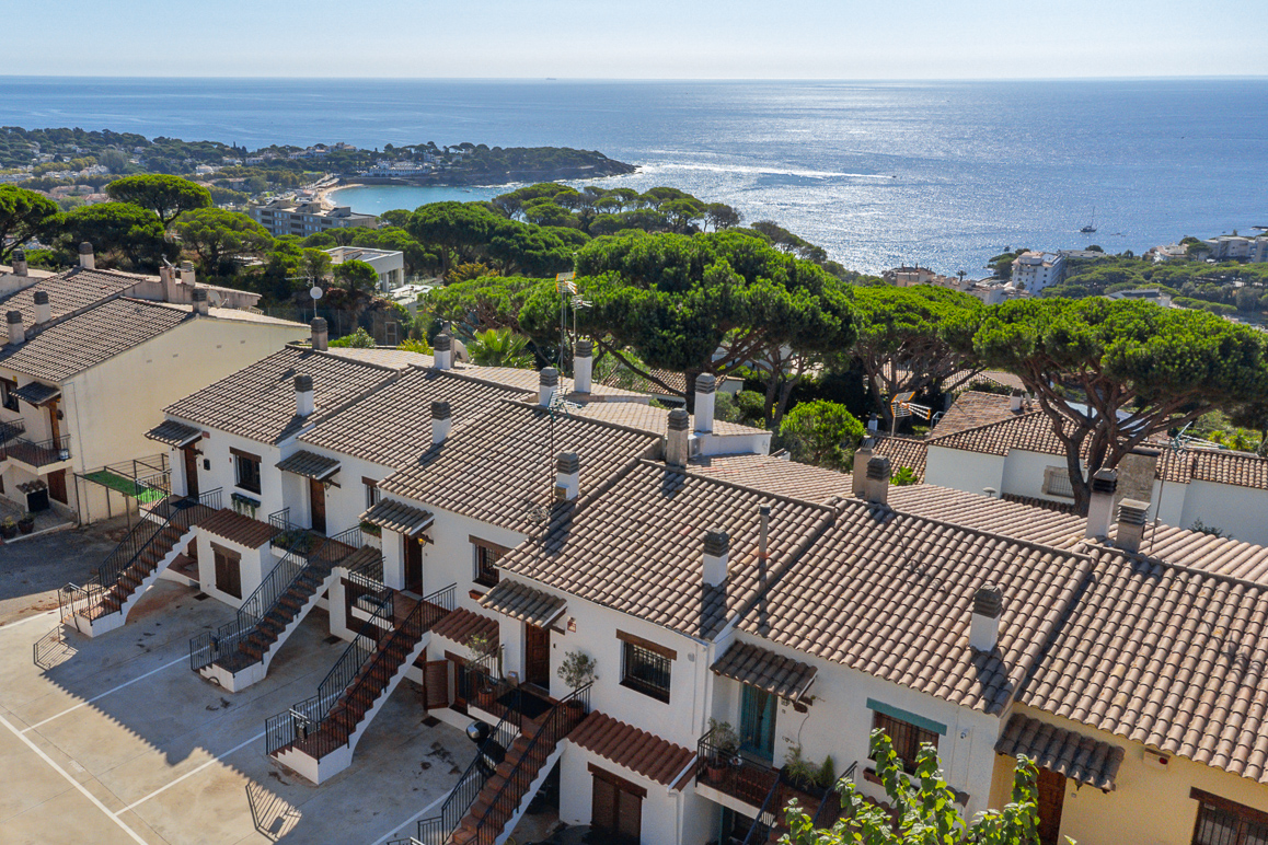 Casa adossada reformada amb vistes al mar