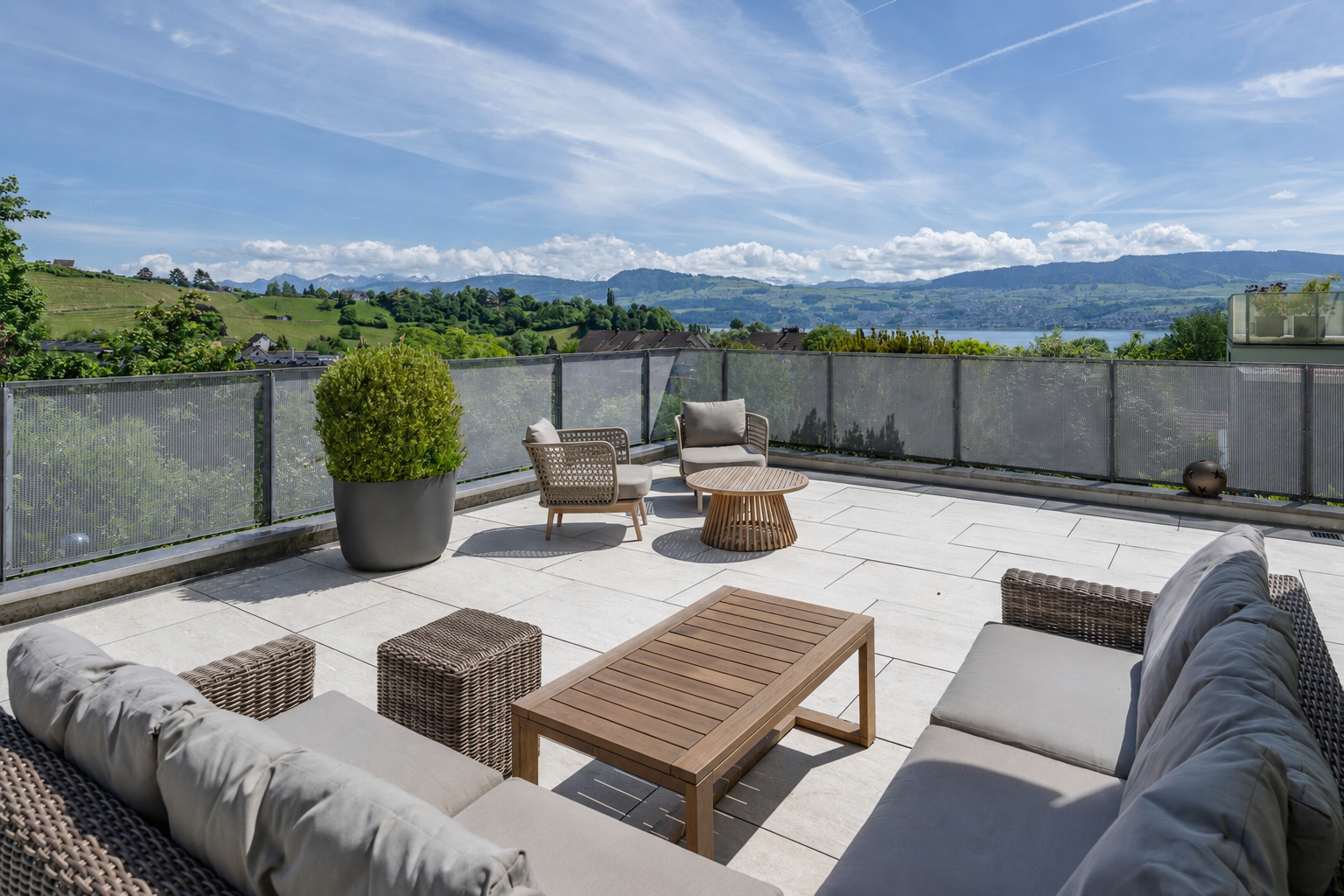Home feel with panoramic and lake views