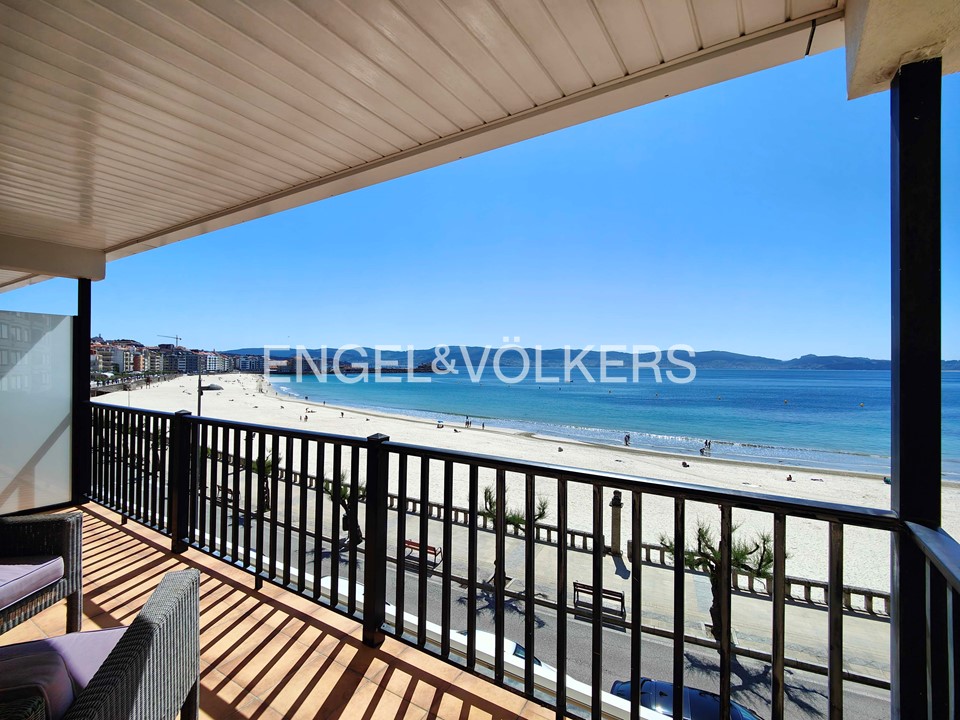 Piso de 5 dormitorios con terraza en la playa de Silgar