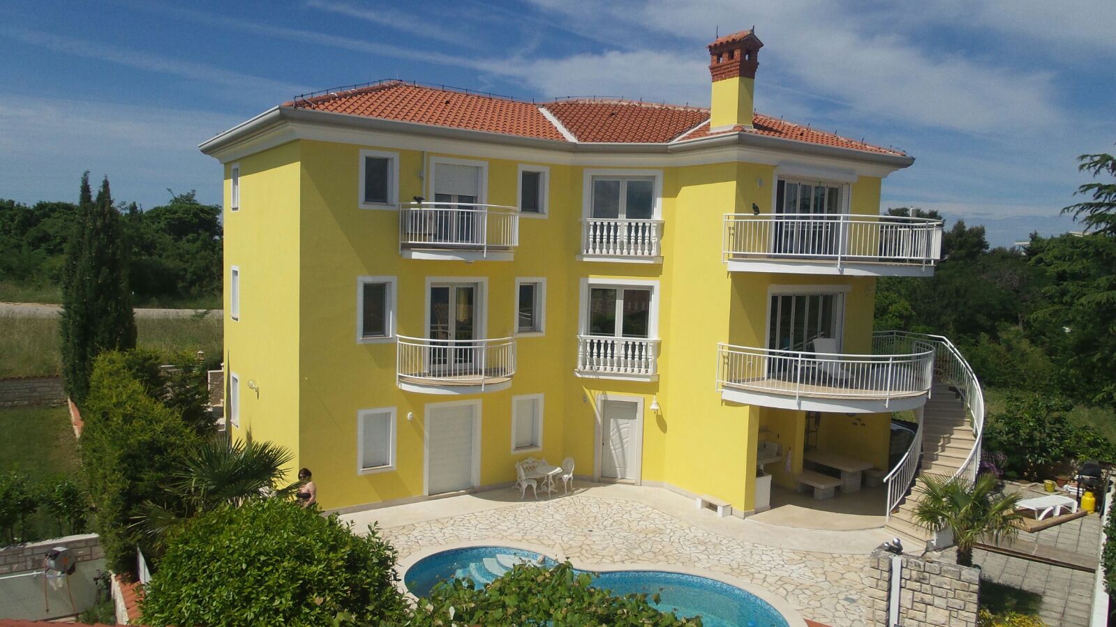 Sea-view property with development potential right next to the Kempinski Hotel and golf course