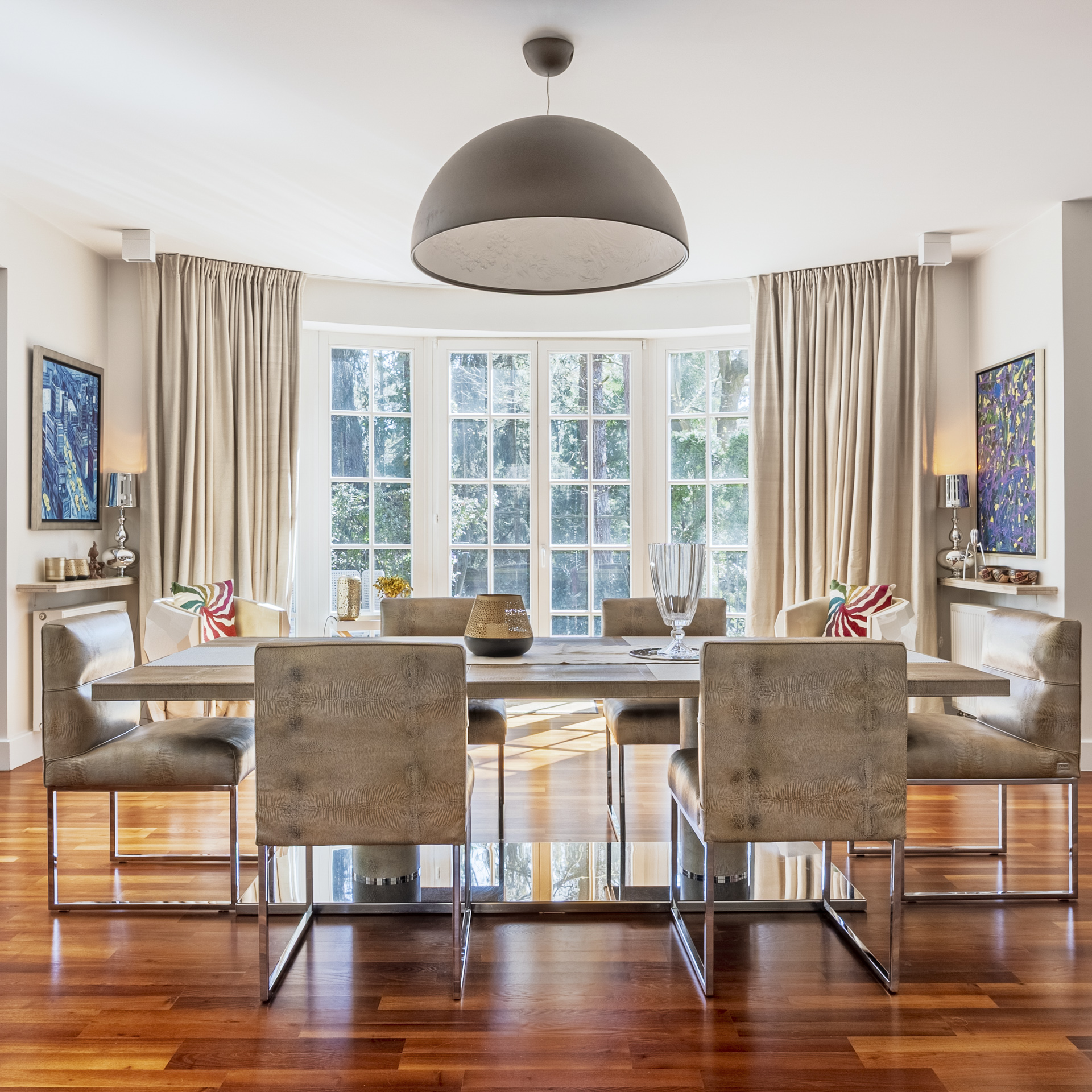 Discover Konstancin's prestige: 977 m² residence, 7 bedrooms incl. 5 master suites, gym, terrace, garden, garages; renovated in 2017.