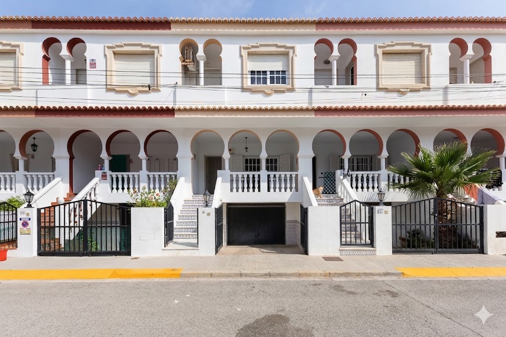 Discover seaside luxury in Sueca: bright home with pool, garden and terrace, double garage, and quick access to l’Albufera and Valencia
