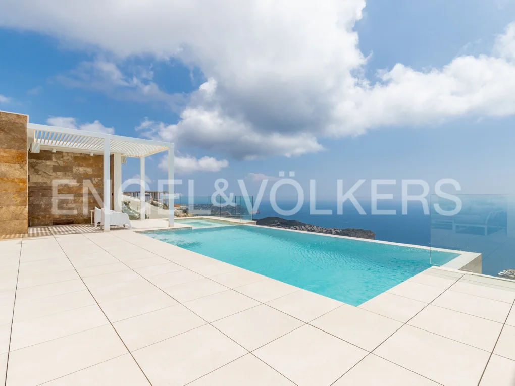 Luxurious villa with spectacular panoramic views in Cumbre del Sol