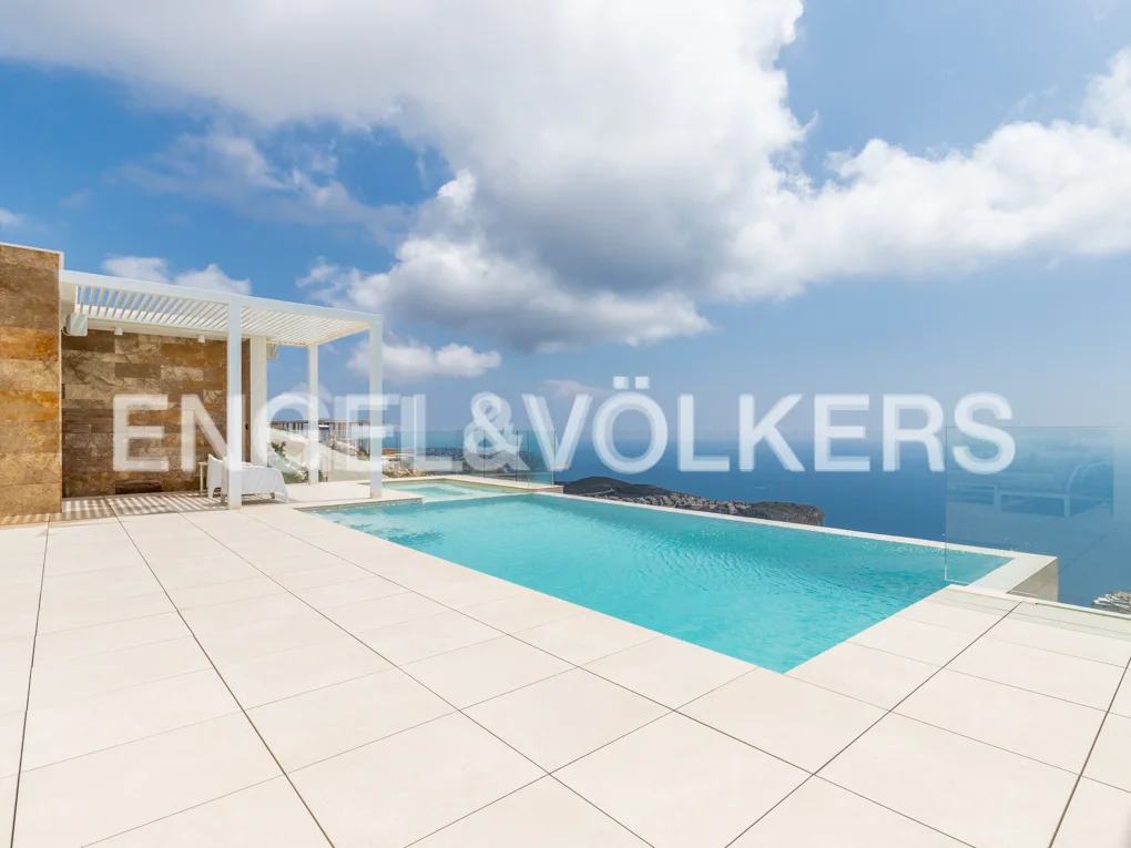 Luxurious villa with spectacular panoramic views