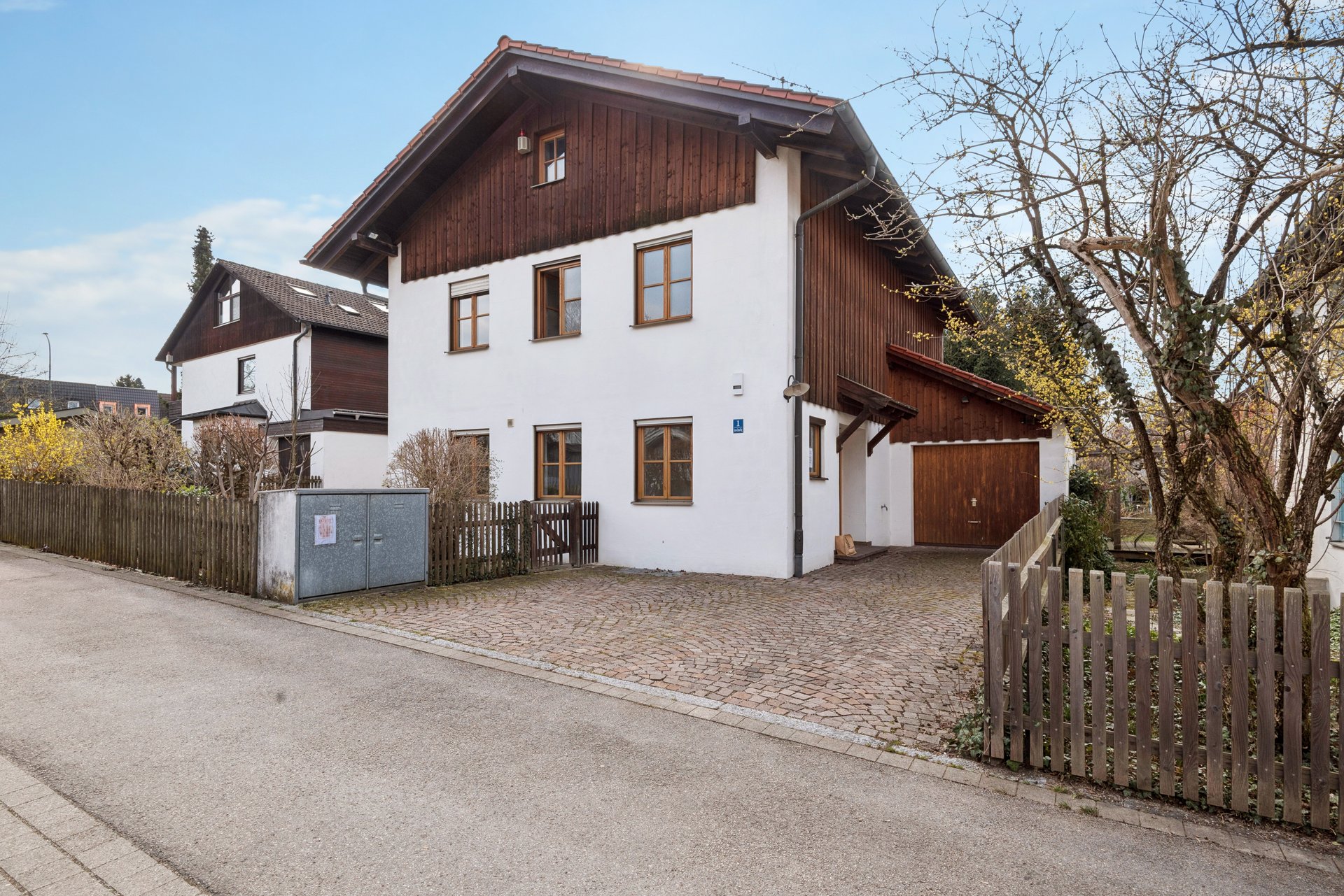 Spacious detached single-family home in 
country house style