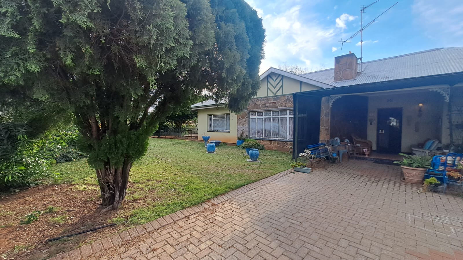 Charming 2-Bedroom Home with Expansive Outdoor Space