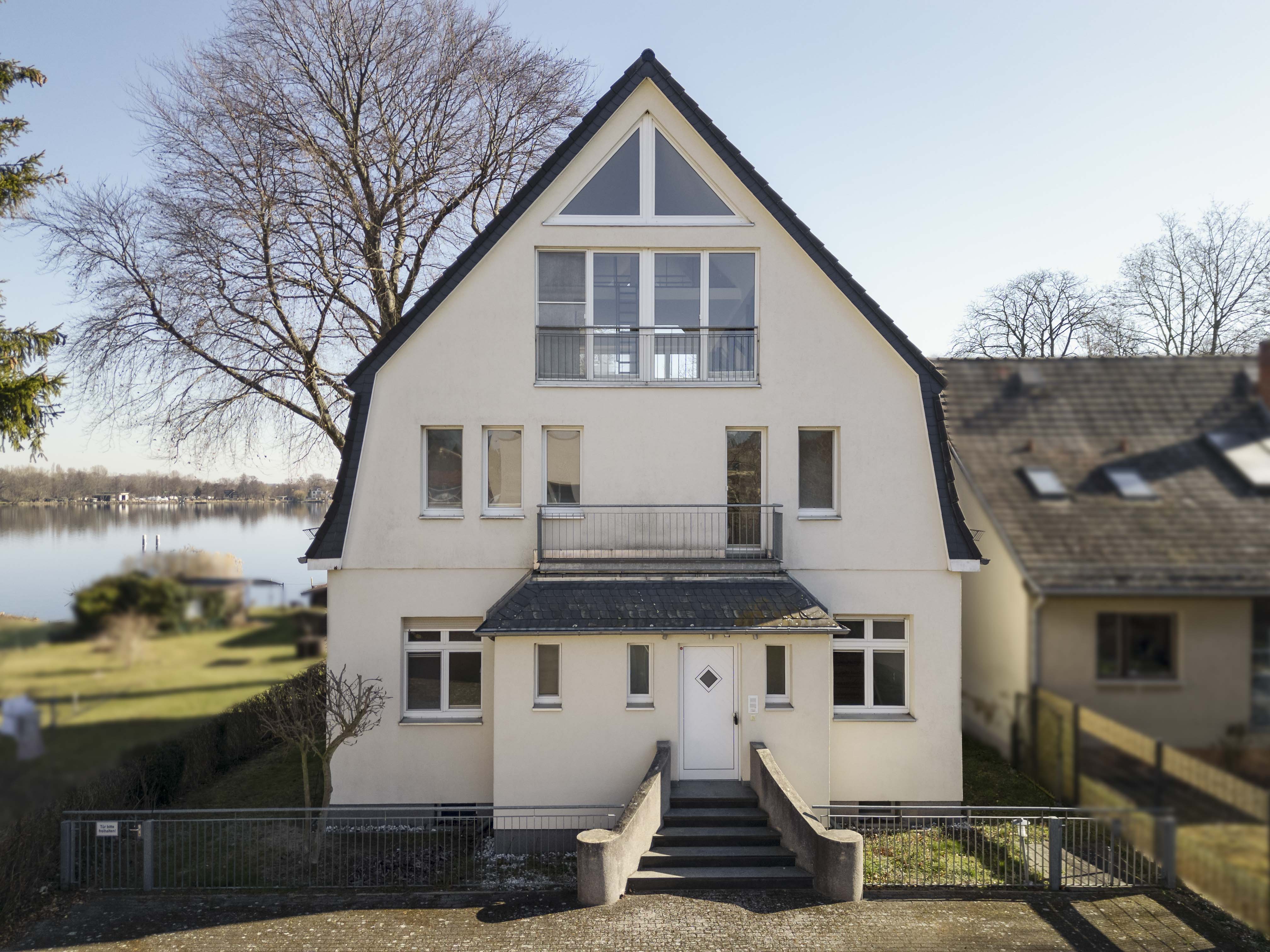 Romantic waterfront property – make your dream home a reality here