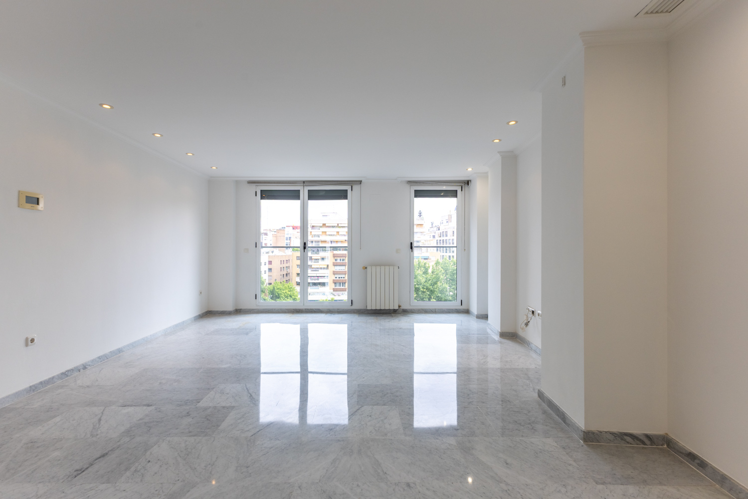 Bright duplex with garage