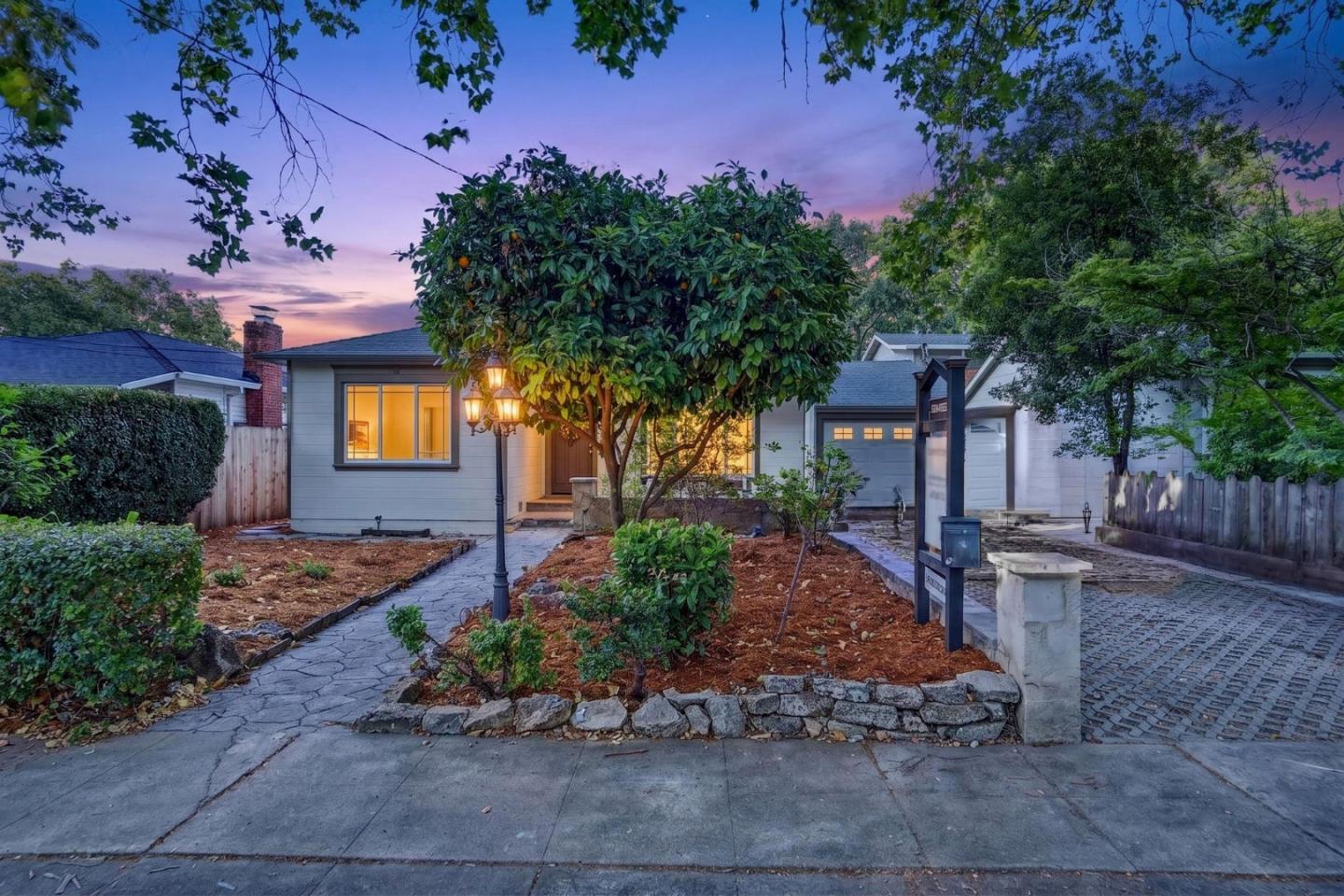 Charming Move-In Ready Peninsula Home