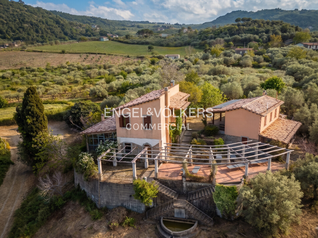 Charming country house with park, swimming pool and tennis court