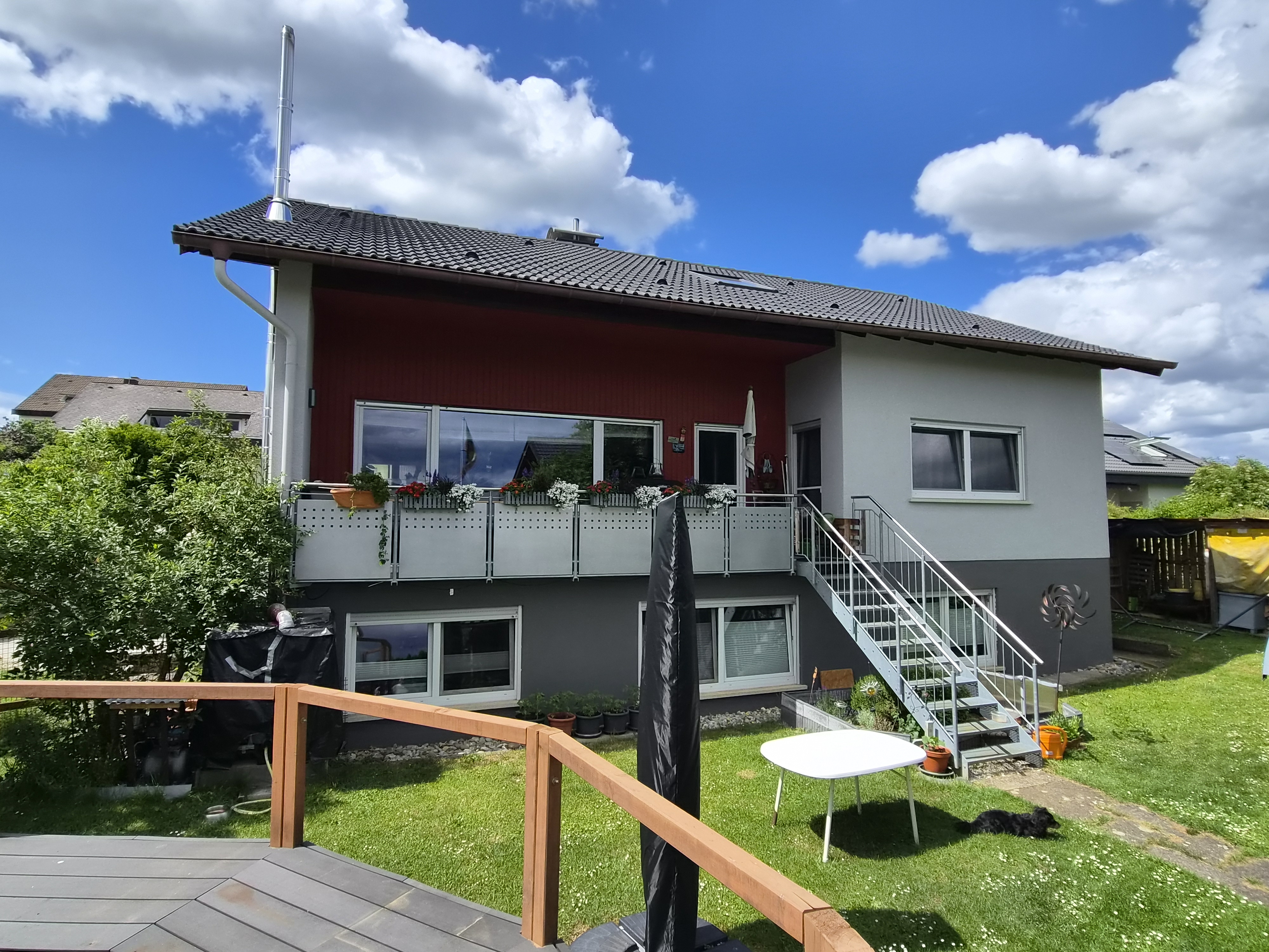 Attraktives 2-3 Familienhaus mit herrlichem Garten, Aussicht + Parkflächen • bestens gepflegt und teilsaniert