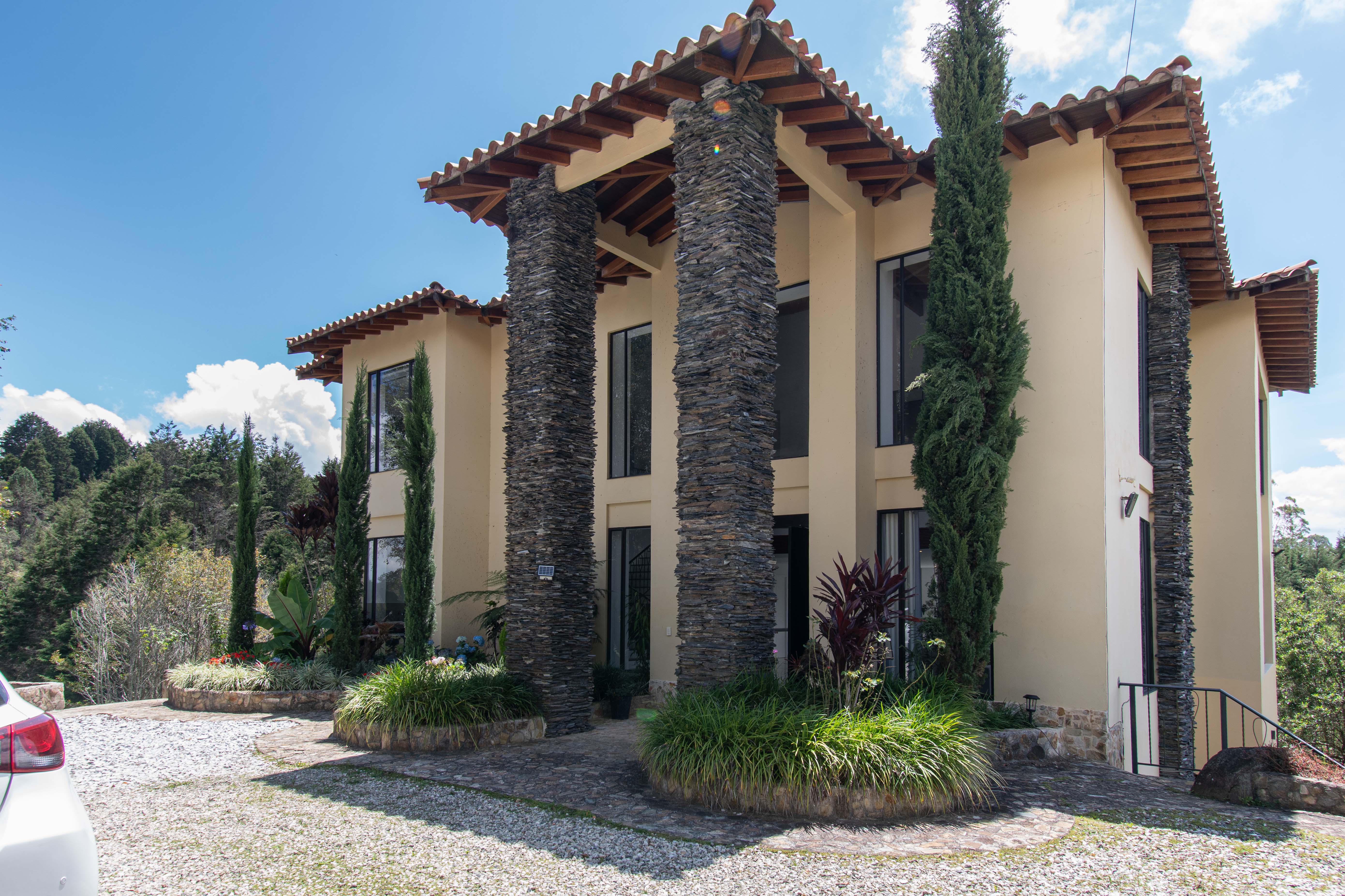 Casa independiente con lago para venta en Rionegro