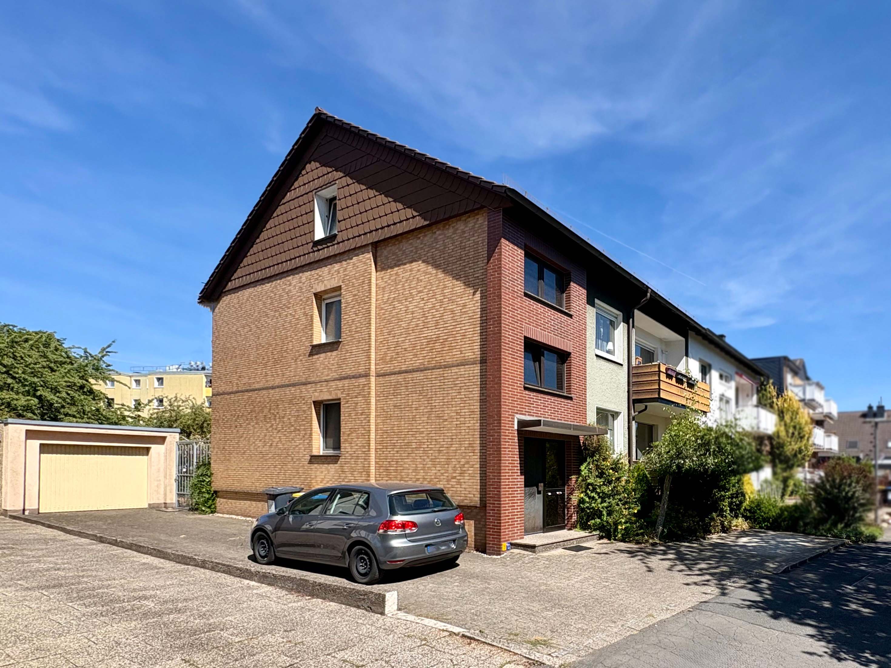 Großzügiges Zweifamilienhaus mit Ausbaupotenzial