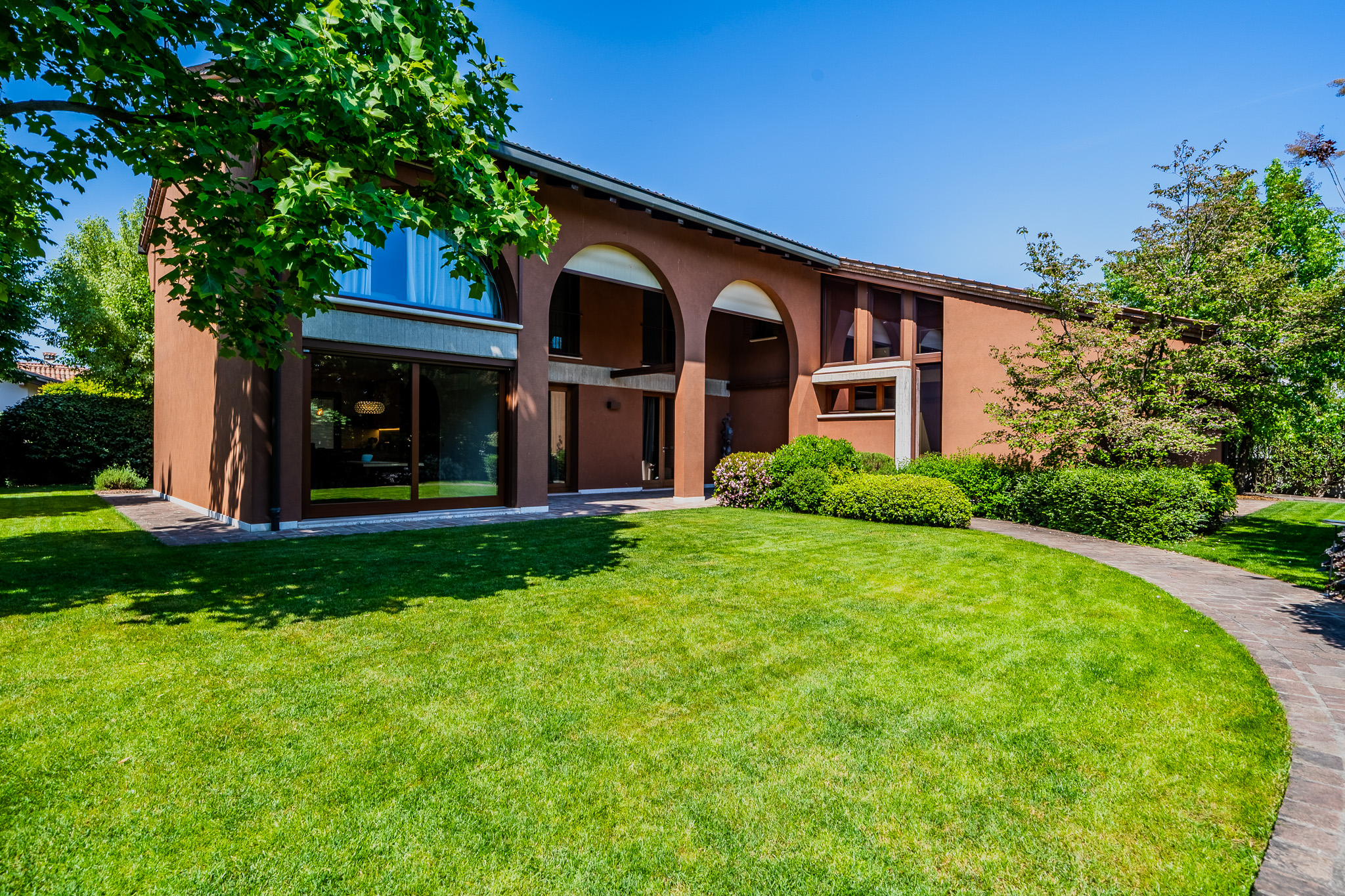 An architectural and light masterpiece: detached villa surrounded by greenery