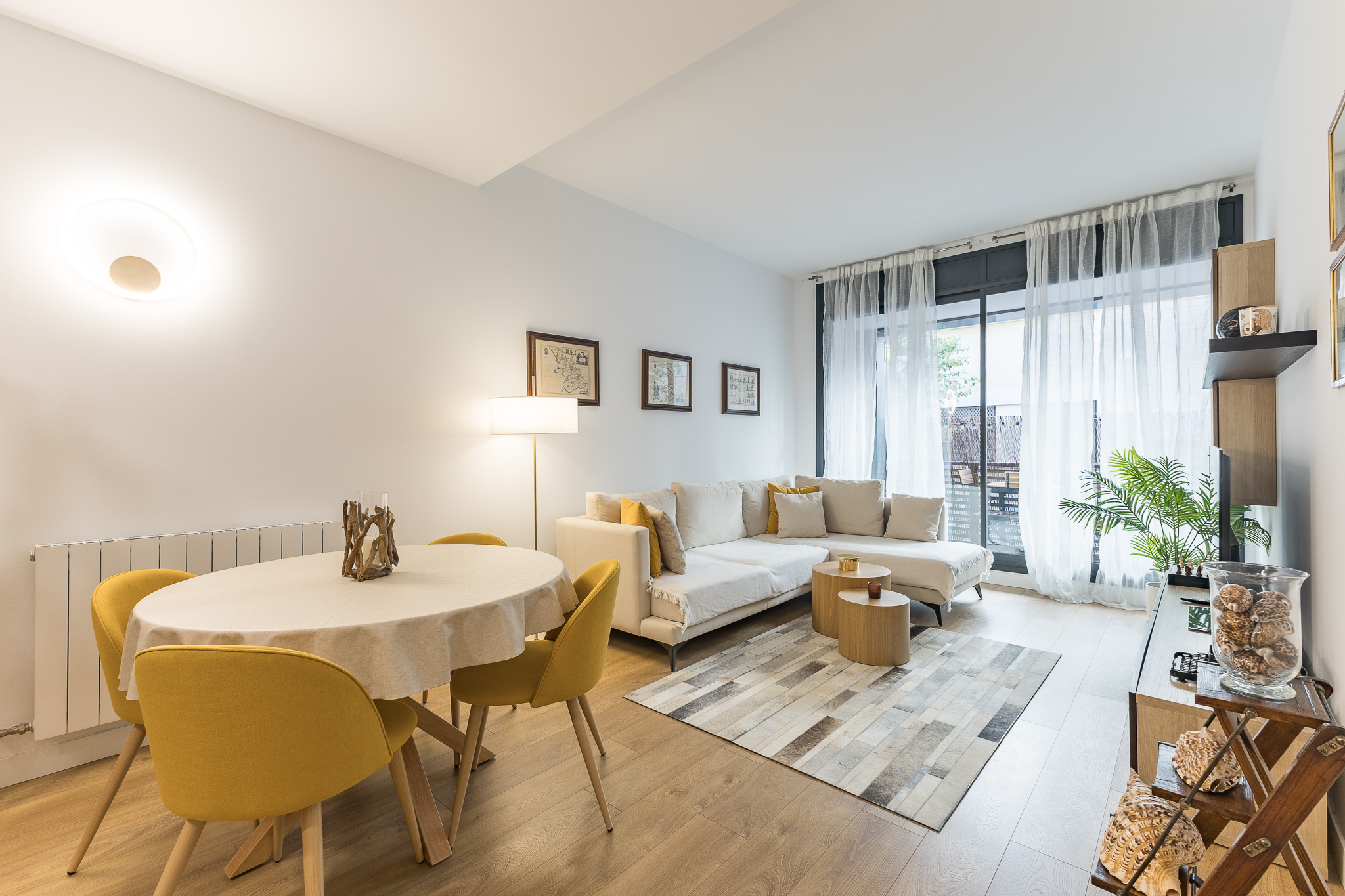 Charming apartment in L'Illa de Gràcia with terrace, storage room, and parking