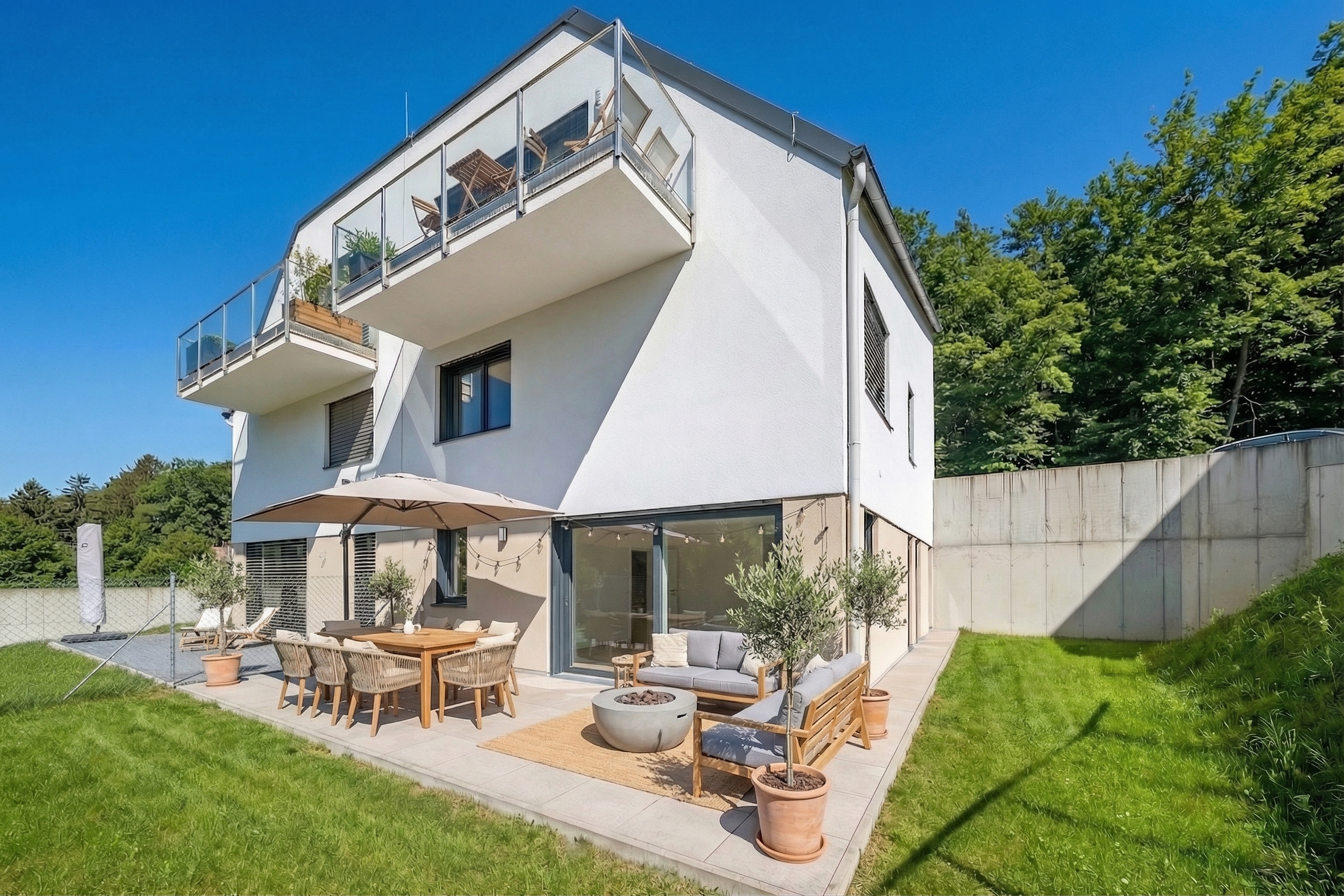 Like-new semi-detached house with 8 rooms, terrace and garden in a green area near Vienna