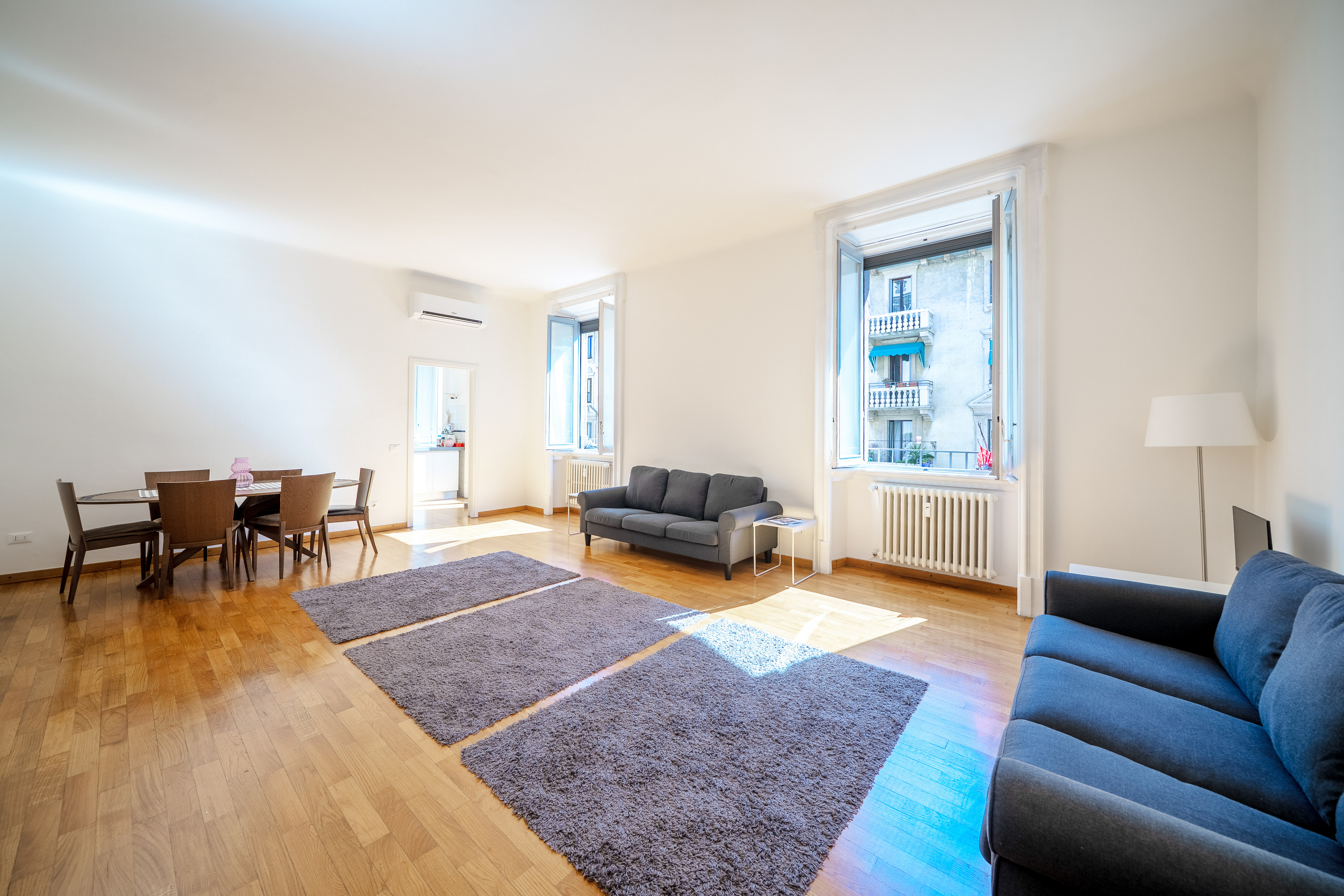 Spacious and bright apartment in via Cicognara