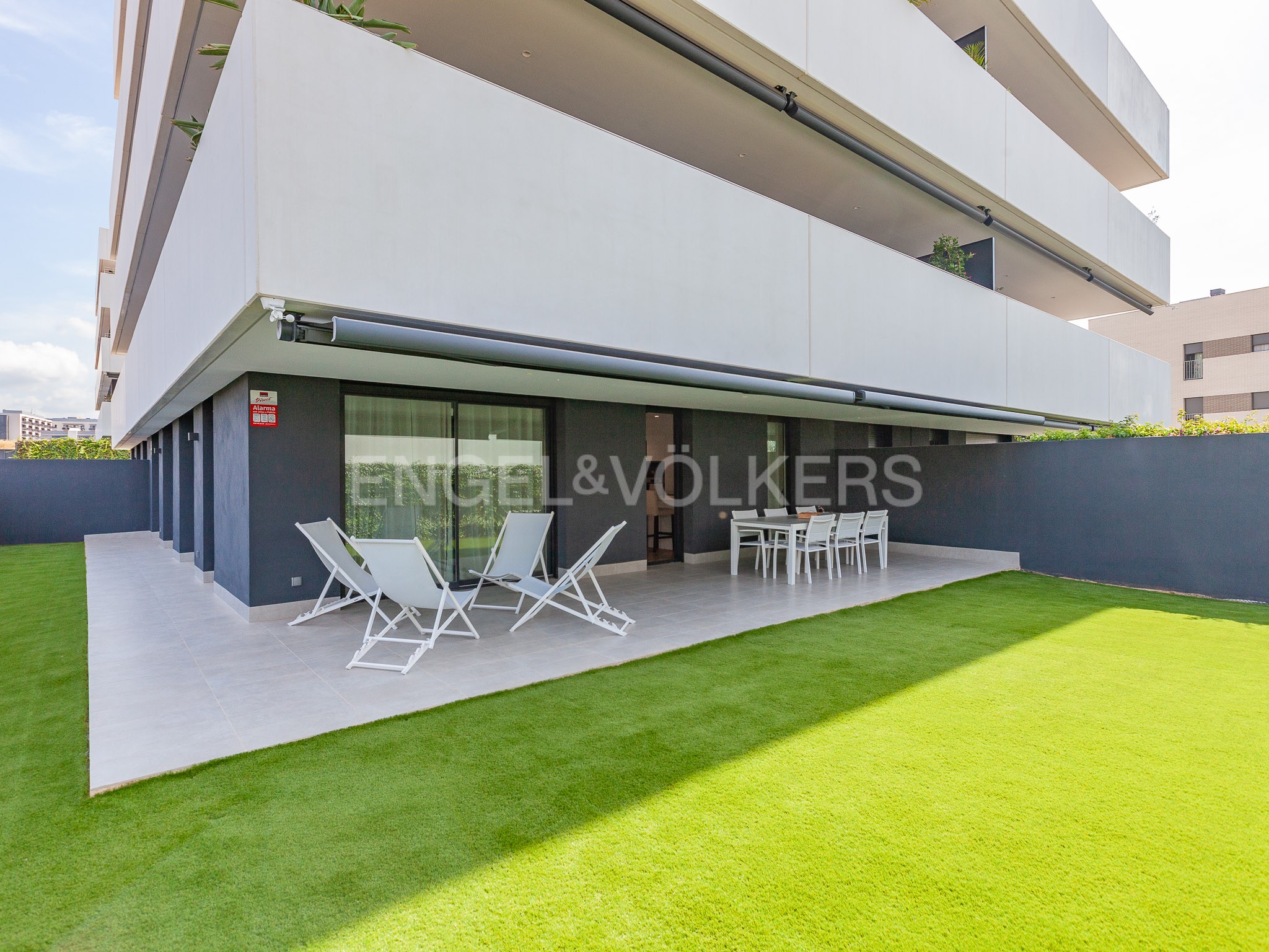Magnífica planta baixa amb 3 dormitoris dobles, jardí privat i piscina comunitària