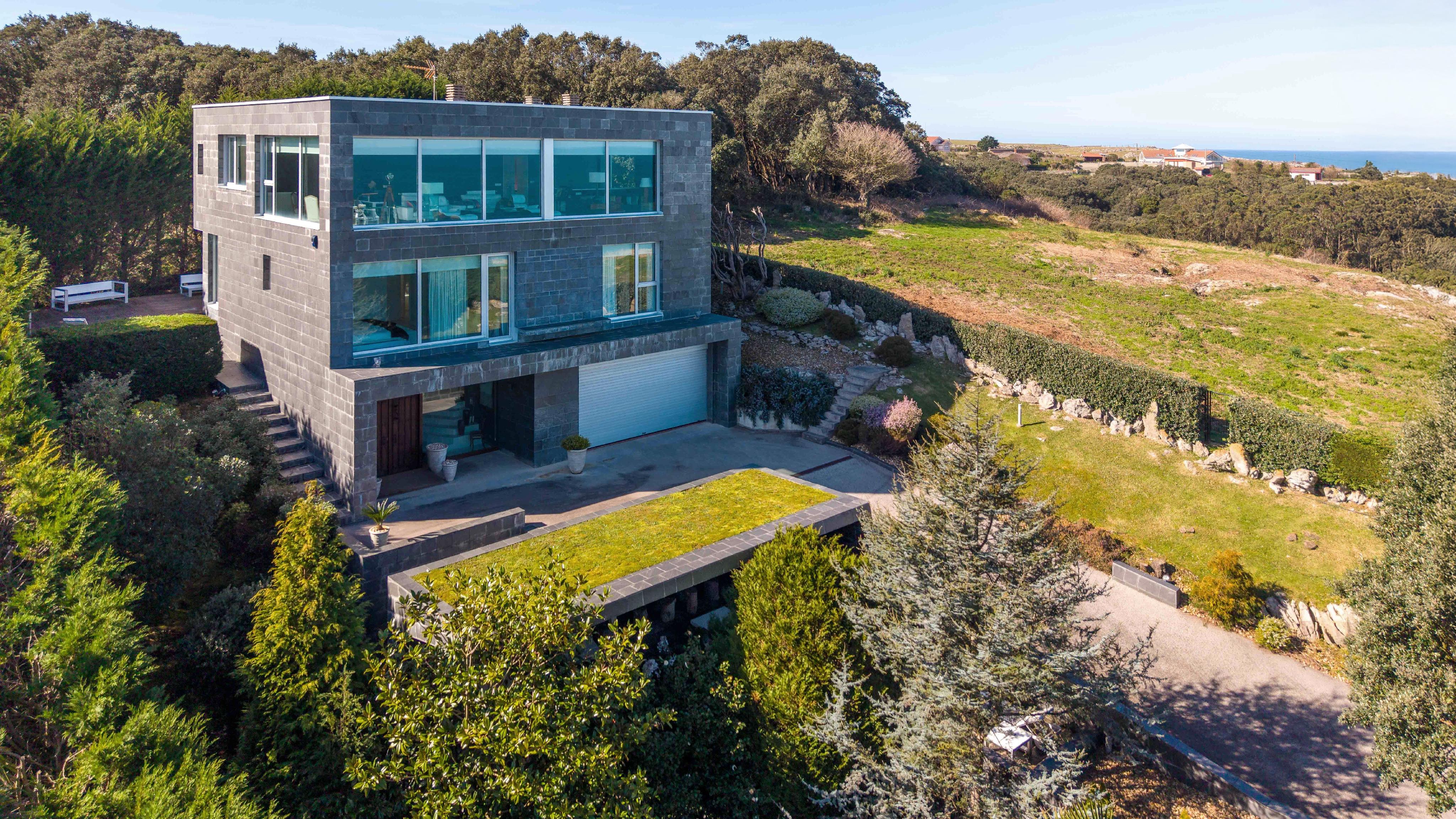 Spectacular villa with panoramic sea views in Bareyo